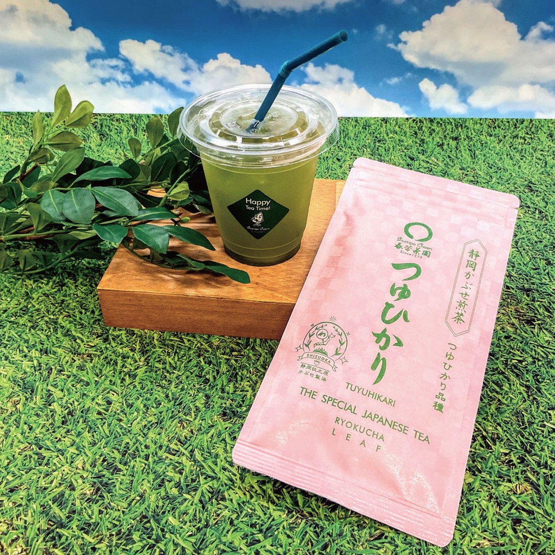 今回は、はじめて創業祭でご紹介する「静岡牧之原産　かぶせ茶　つゆひかり」についてご紹介いたします！「かぶせ茶　つゆひかり」は静７１３２品種とあさつゆ品種を交配して生まれた新しい品種の一つです。お茶の色が明るくきれいで、独自の香りと甘みを持った品種です。このお茶をさらに抹茶や玉露のように覆いを茶畑にかぶせて製造することで、さらに明るいみどりと苦みのない甘みを生み出しています！！この静岡牧之原産のつゆひかりは、次世代の人気品種になる予感がビンビンします！（笑）ブドウであれば「シャインマスカット」みたいな感じなのです！であれば、つゆひかりは「ビューティフルシャイン」（微妙なネーミング）なんて感じのおすすめ品種なんです！！（本当に美味しいですよ！）ぜひ創業祭でお試しください！！【静岡牧之原産　かぶせ茶　つゆひかり】https://syunpou.com/?pid=163097136&utm_source=magazine&utm_medium=email&utm_campaign=mail創業祭の予約販売もスタートしていますので、ぜひこの機会にお試しください！！https://syunpou.com/?mode=f56&utm_source=magazine&utm_medium=email&utm_campaign=mail