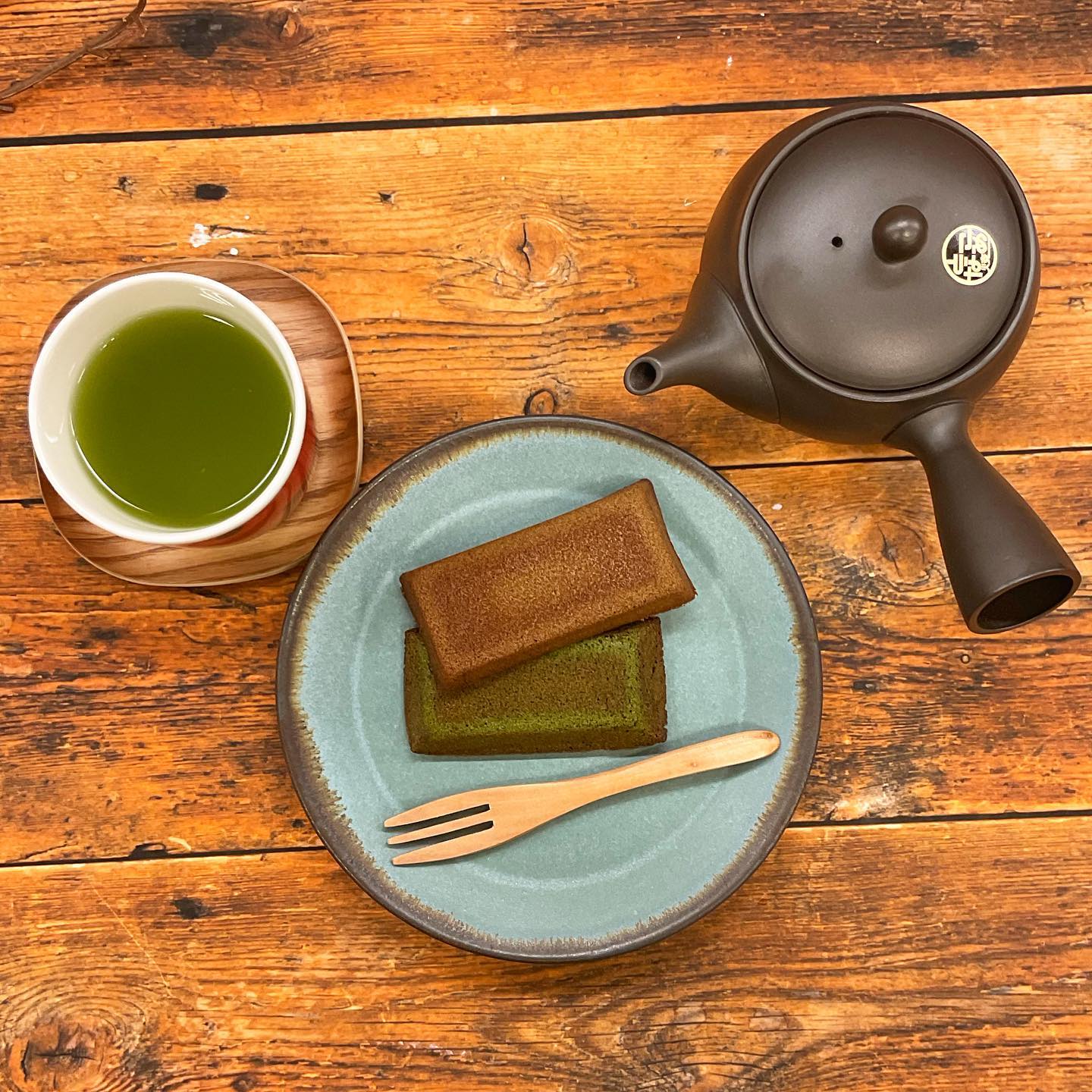 春芳茶園創業祭三日目️雨が降って今日は冷えますね…限定販売中の、『プレミアムお茶菓子セット』セットのフィナンシェはしっとりもちもちの不思議食感で美味しいです抹茶とほうじ茶の2種類️抹茶のクランチキャンディーもセットになっていますお茶菓子セットは残りわずかになりました‍♀️温かいお茶と美味しいお菓子で最高のお茶の時間をお過ごしください