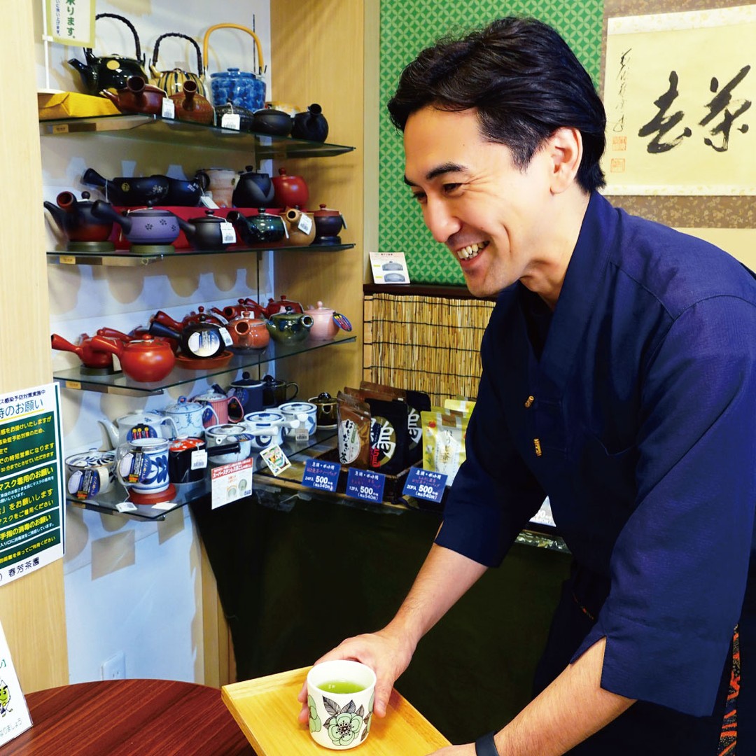 【４２年目の創業祭を終えることができました！】創業祭が多くのお客様と仲間たちのおかげで終えることができました。心より感謝申し上げます。8月中からみんなで準備してきたので、ほっとした気持ちがあります。限定茶「とっておき」や「限定お菓子セット」が早々に完売となり、お渡しできなかったお客様や、創業祭期間と予約期間をわかりやすく伝えることができず、創業祭をご利用できなかったお客様がいらっしゃったことは、来年の課題として改善していきます。私たちは、「日本茶好きを増やすこと」を一番大切なことだと考えており、それが結果として、日本茶を味わう方が増えて、生産家貢献につながると信じています。そのために、日本茶初心者の方でも楽しく美味しく日本茶を味わうことができるように、美味しいティーパックを作り出したり、新しい日本茶の味わい方を提案することが大切だと考えています。創業祭のおすすめ品が毎年違うのも、さまざまなお茶やさまざまなお茶体験をしていただきたいからです。実は、創業祭開催と並行して、冬の限定企画の準備も進んでいます！新しい企画もありますので、ぜひ楽しみしてくださいね！！いつも本当にありがとうございます！！