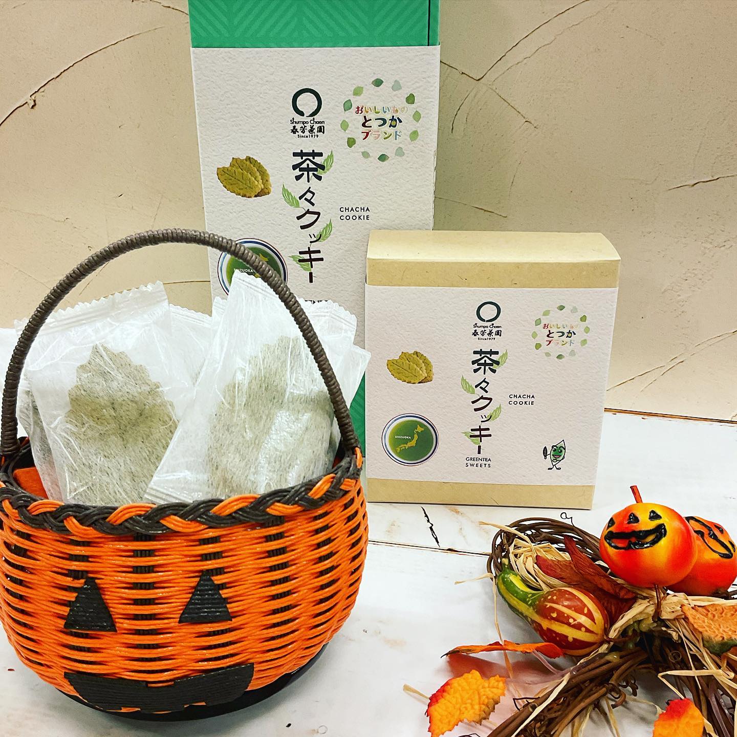 ハッピーハロウィン明日はハロウィンということで、人気のクッキーを着飾ってみましたお茶屋さんですがお菓子もたくさんありますよ美味しいお茶と一緒にお菓子を食べながら、週末はハロウィンパーティーですね