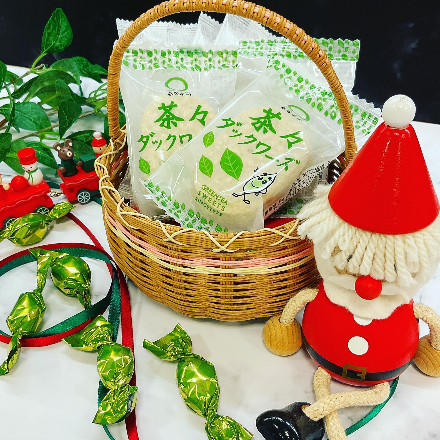 街は徐々にクリスマスモードですねサクラス戸塚も2階にフォトスポットができたりと、クリスマス装飾がされて賑やかになってきましたお店の商品も可愛く飾ってみました❣️ちょっとしたクリスマスプレゼントにもオススメのお菓子です