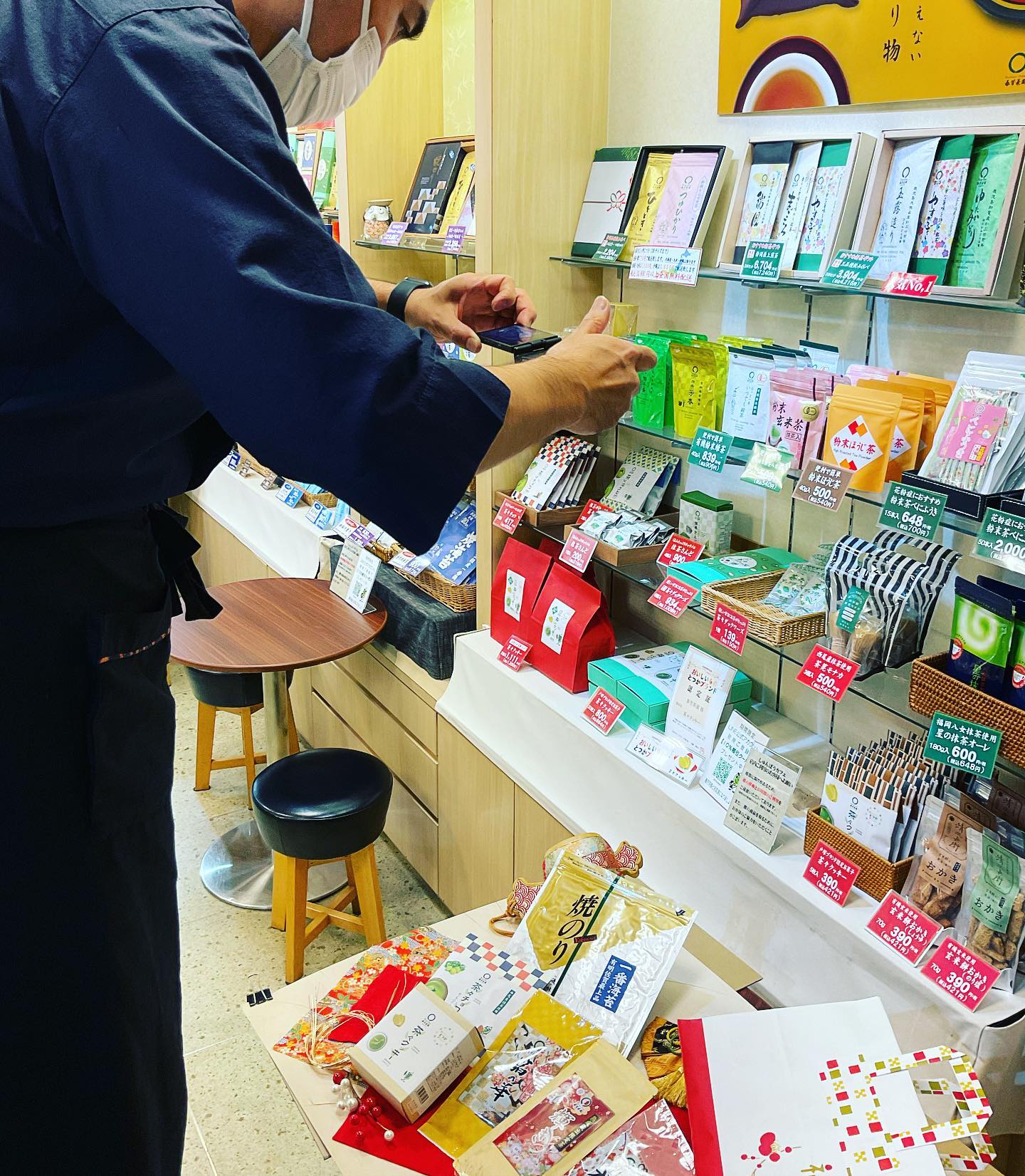 今日は気持ちいい秋晴れでした️春芳茶園は、冬の準備に取り掛かりバタバタし始めました冬カタログ作成中です️キラキラ輝く商品たち撮影中です📸