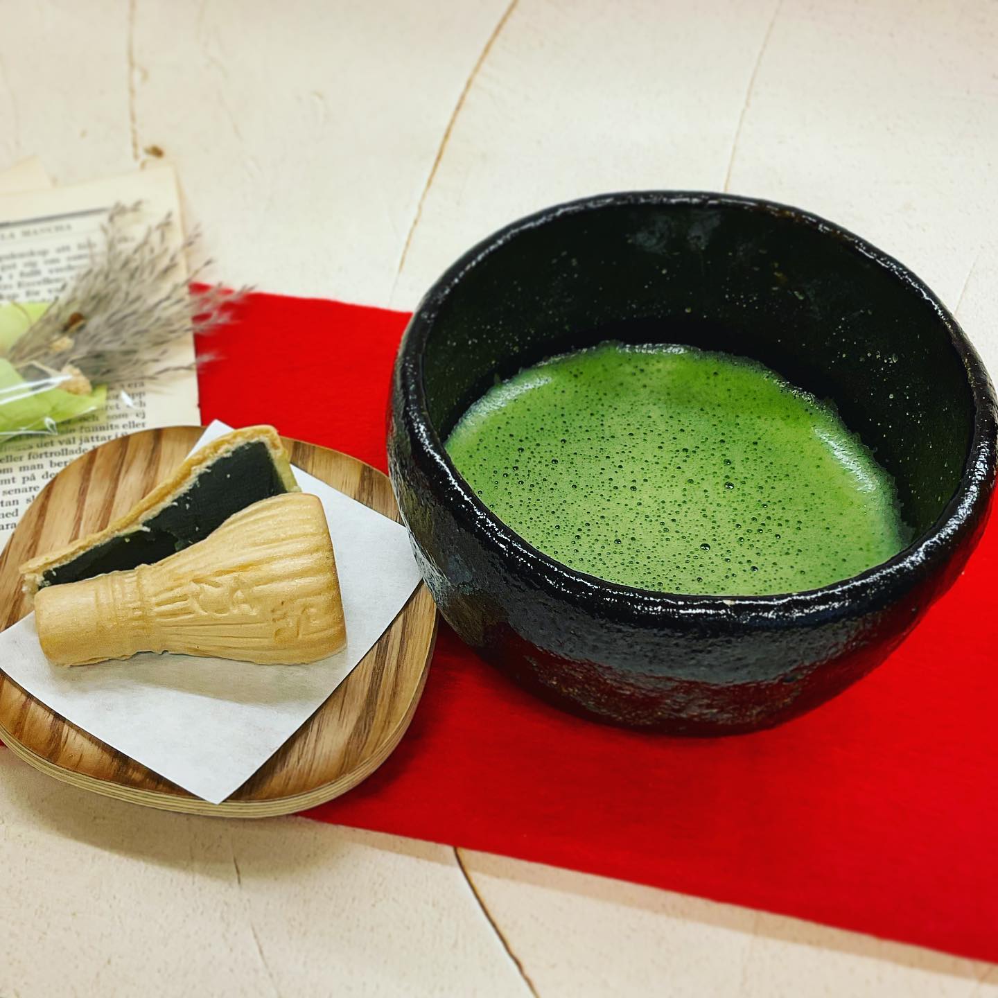美味しいカフェタイム抹茶と最中のセットいかがでしょうかふんわりたてた本格的なお茶と、茶筅の形をした抹茶のあんたっぷりの最中️これぞ日本茶カフェ気軽なティータイムをぜひ、サクラス戸塚しゅんぽうカフェでお楽しみください