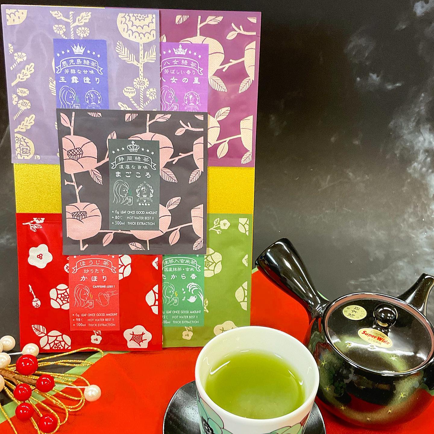 新発売の『日本茶飲みくらべ5種セット』緑茶が3種類とほうじ茶に抹茶入り玄米茶と、全て茶葉タイプのお急須で楽しむ、いろいろなお茶が入った嬉しいセットです🫖使い切りの一煎パックなので、気軽にササっと使えるのも嬉しいポイントです️贈り物やおうち時間を楽しむアイテムとして、ぜひいかがでしょうか