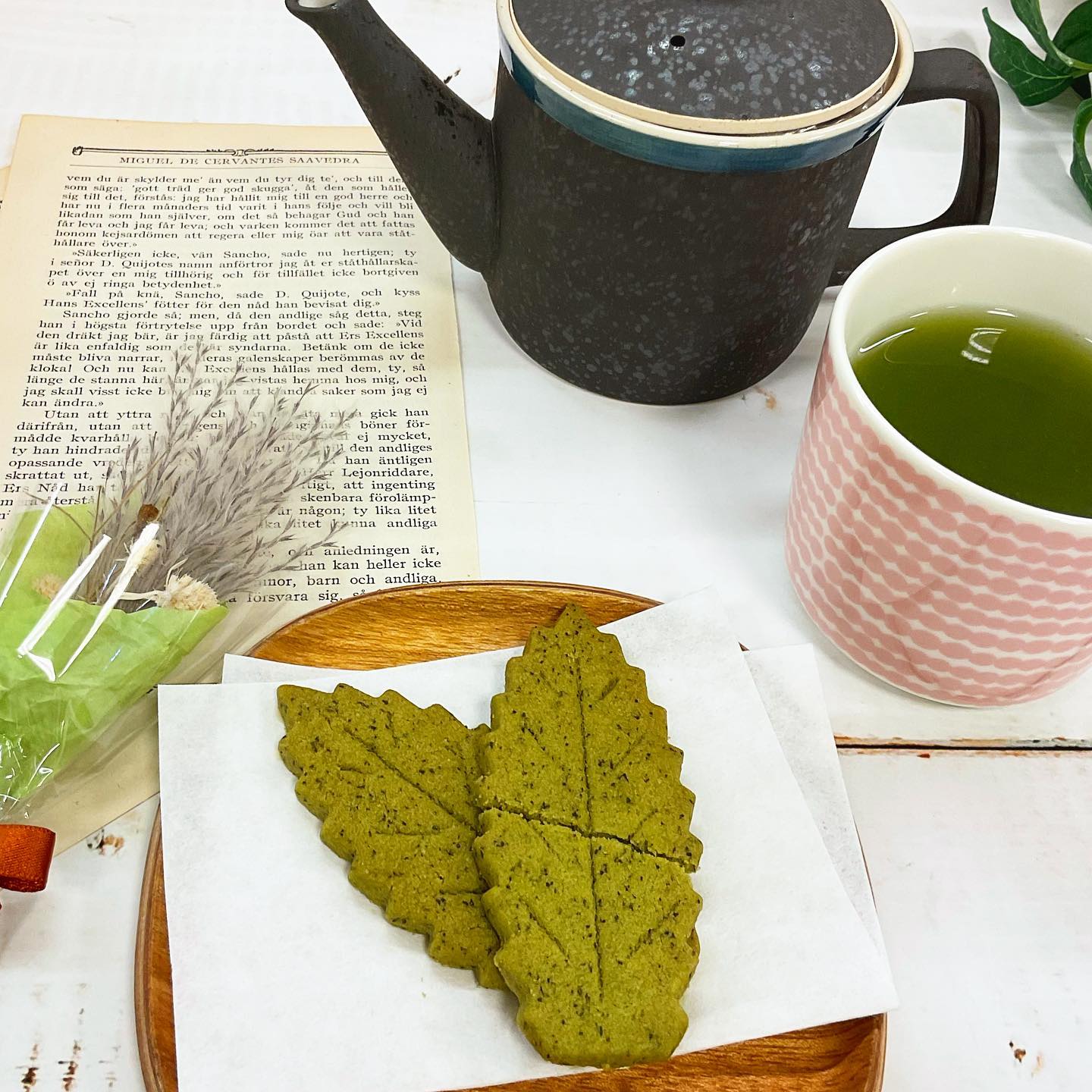 当店人気のお菓子『茶々クッキー』サクサクな食感と、お茶の葉がそのまま入っていて、お茶の香りも味わえる甘さ控えめクッキーです️壊れさすさも美味しさの秘密🗝硬くない軽いサクッとした食感が、後を引いて次々と手が伸びてしまいます️戸塚ブランド認定の『茶々クッキー』ぜひ一度、ご賞味ください