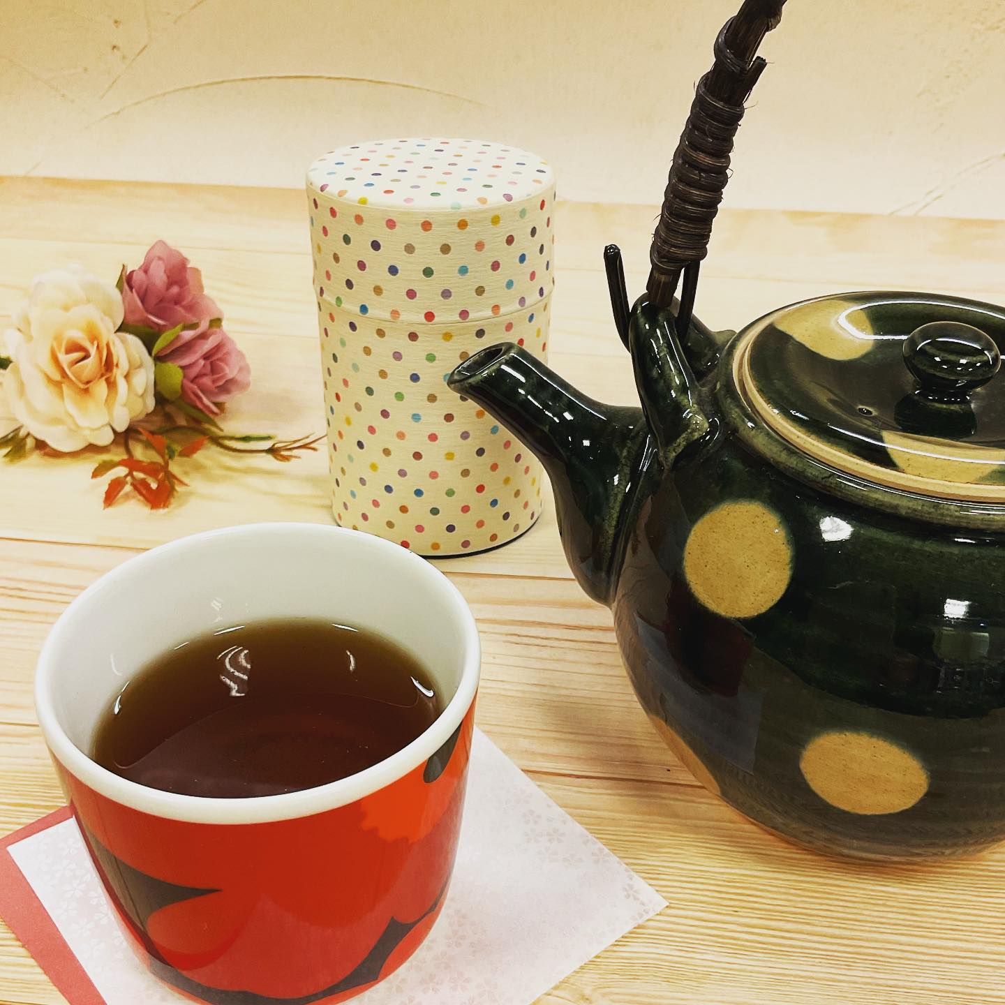 お店の推しなので、またまたご紹介️いよいよ寒くなってきました…温かいお茶が恋しい今日この頃です…お店では、ほうじ茶が大人気です️ほとんど毎日、店頭の焙煎機で炒っている、炒りたてのほうじ茶。香りが高くスッキリ飲みやすいのが特徴️入れ方も熱湯を注ぐだけなので簡単です🫖お試しサイズもご用意していますので、ぜひお気軽にお試しください️