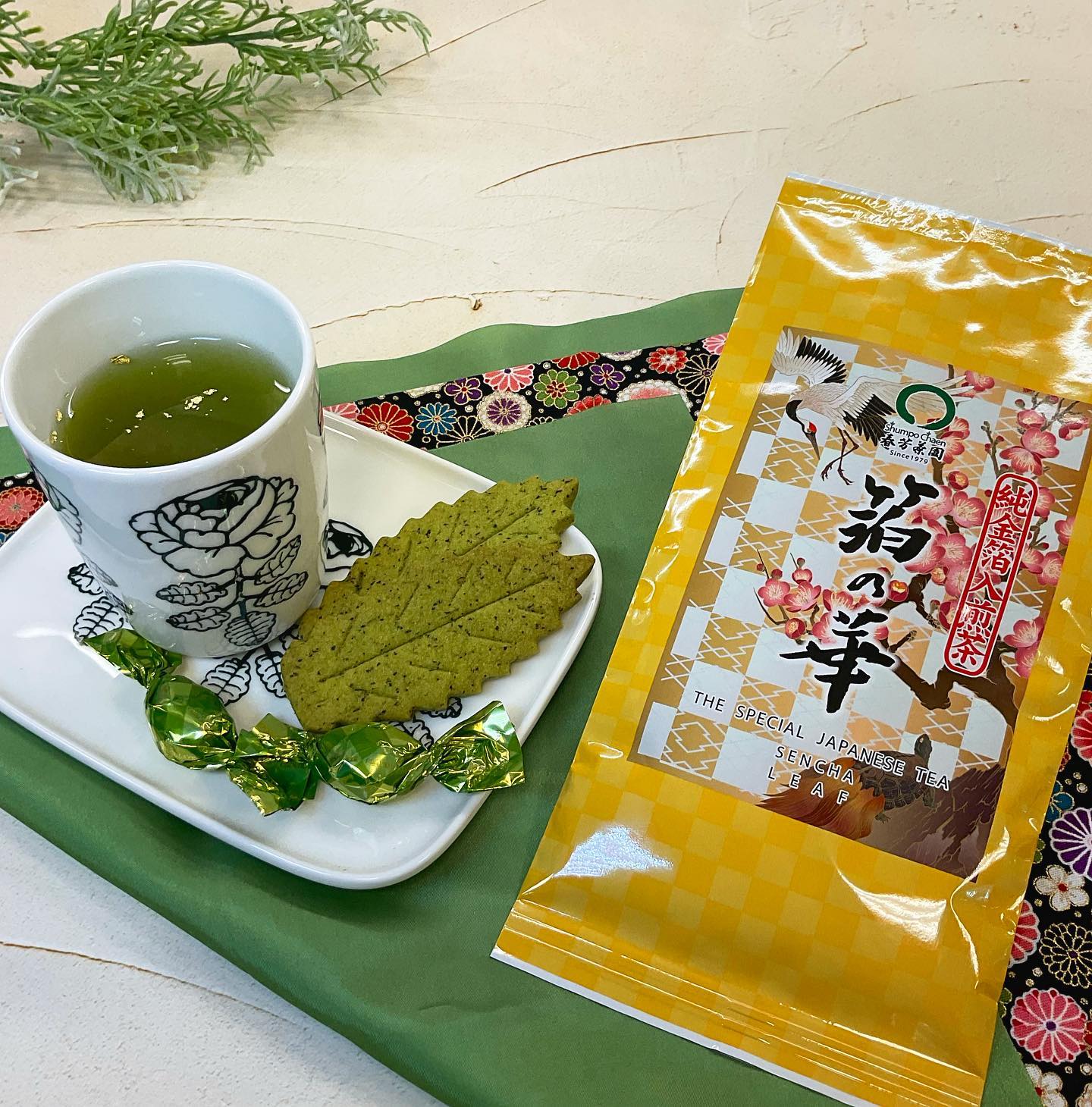 今年も販売開始されました️季節限定茶金箔入煎茶『箔の華』…70g 1080円急須で注ぐとお湯呑みに綺麗に金箔が広がりますこれからの様々なイベントに、華やかな金箔入り煎茶で楽しいひとときをお過ごしください数量限定ですのでお早めにどうぞ