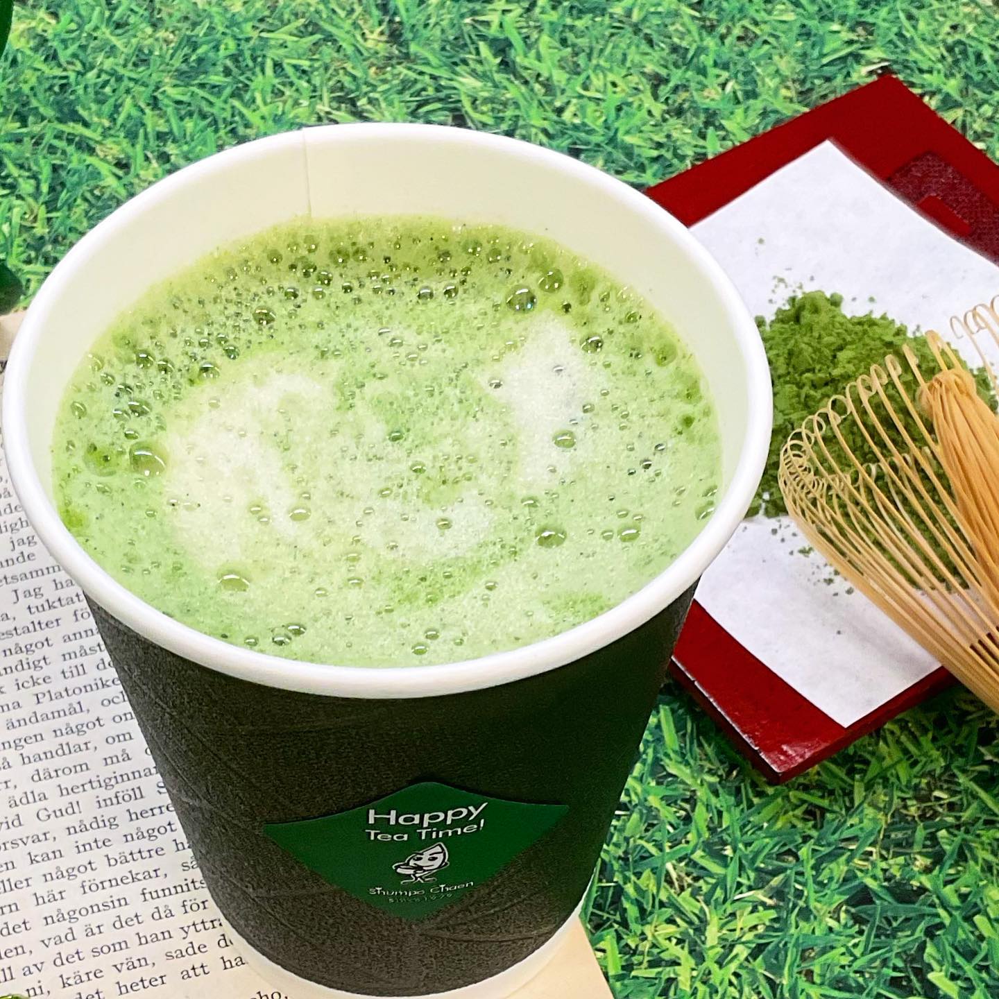 しゅんぽうカフェ人気メニュー『ふわふわ抹茶ソイラテ』抹茶は茶道用の本格抹茶を使用しています️ふわふわでほんのり甘いソイミルクに、本格茶が合わさったソイラテです🥤ホットもアイスもご用意しておりますので、気分に合わせてご注文ください優しい甘さがホッと一息させてくれる一杯です