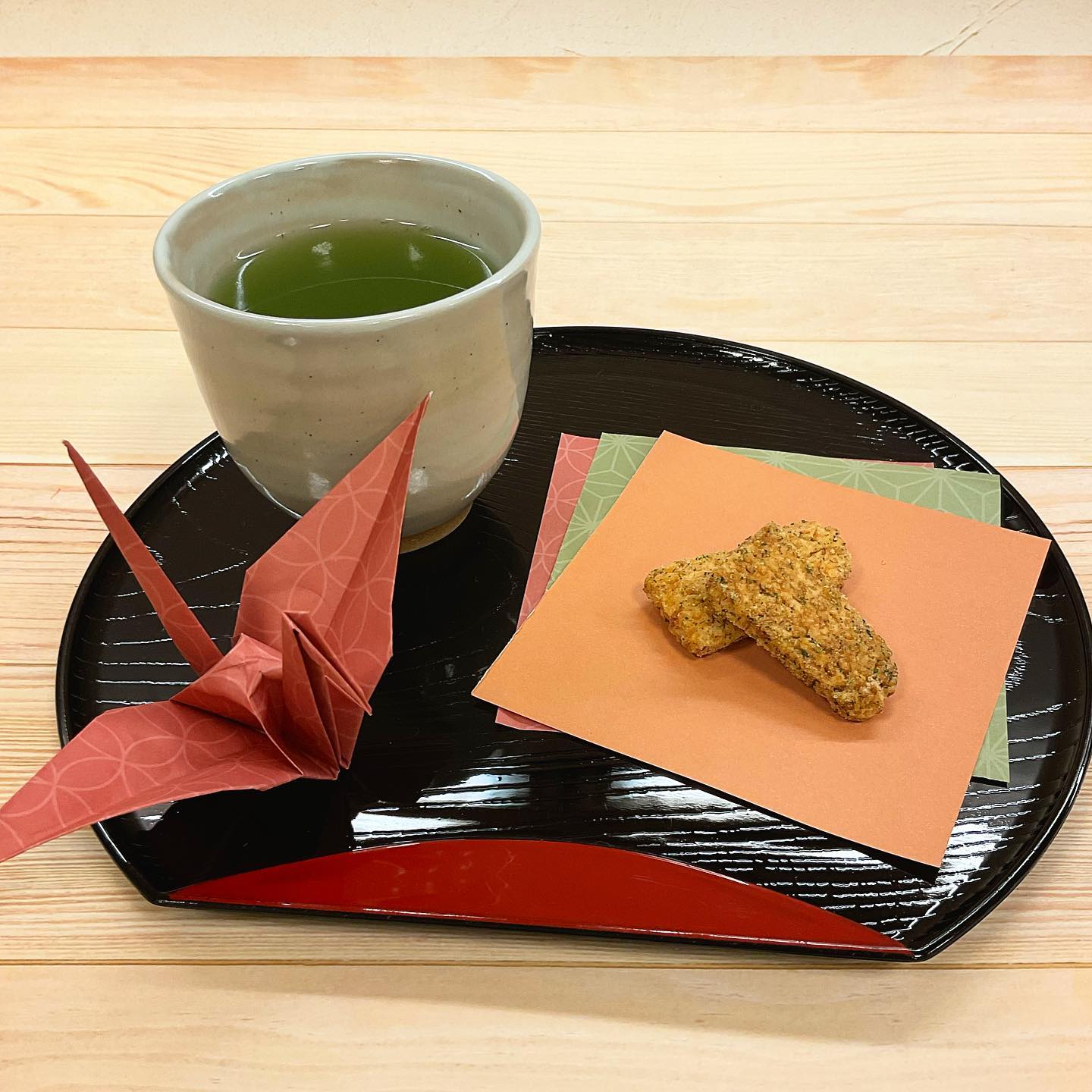 お茶に合うお菓子️といえば…なんと言ってもおせんべいが浮かびます当店にもございます️玄米餅を米油で揚げたおかきですのり塩と醤油のご用意です。こたつにみかん、お茶におせんべい…ホッとひと息タイムにぜひどうぞ