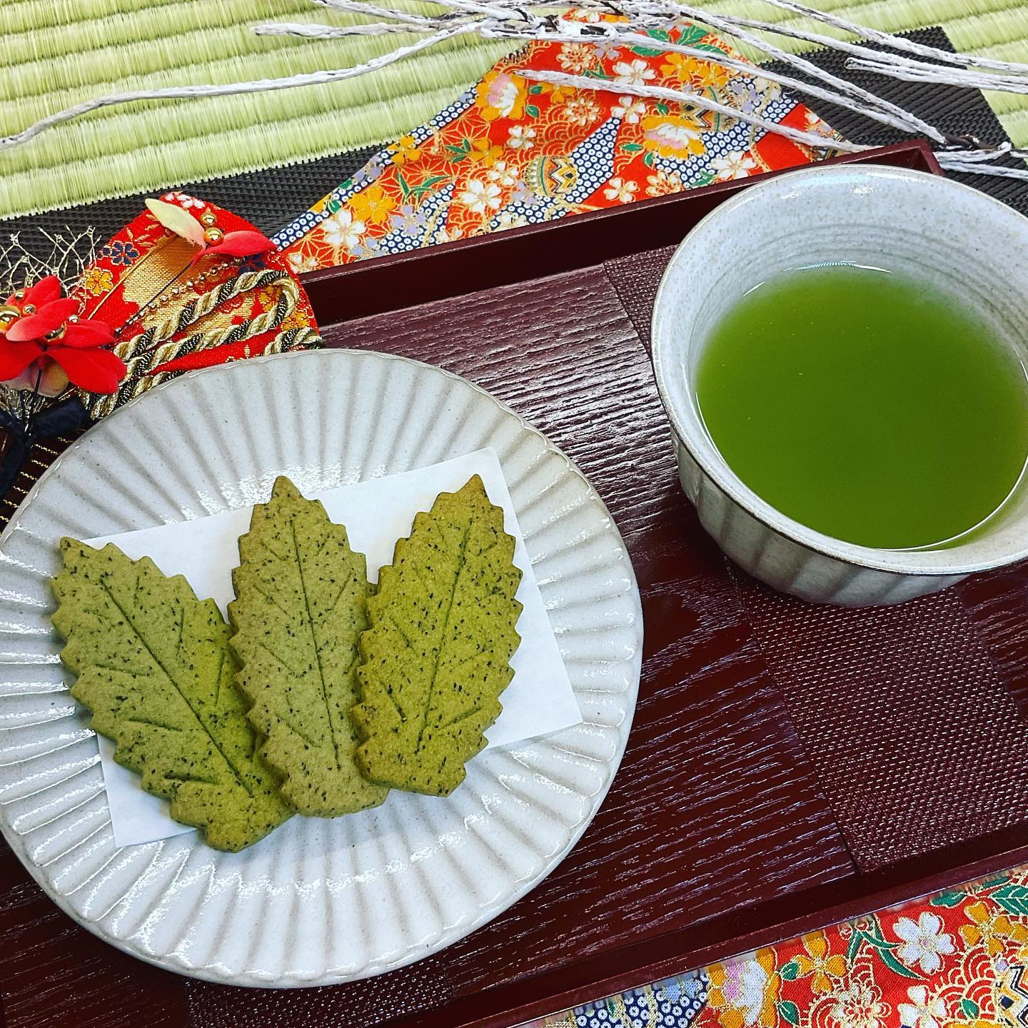 戸塚ブランドにも選んでいただいた当店自慢のお菓子『茶々クッキー』かわいい葉っぱの形サクサクの食感️お茶の香りがする、甘さ控えめのついつい食べ過ぎてしまう美味しさこれからのシーズンは、クリスマスプレゼントやお年賀の贈りものにもオススメです️毎年大人気の福袋にも入っています🛍しゅんぽうカフェで大人気の『濃厚抹茶ソフト』にもついてますので気軽に味わうことが出来ますよ