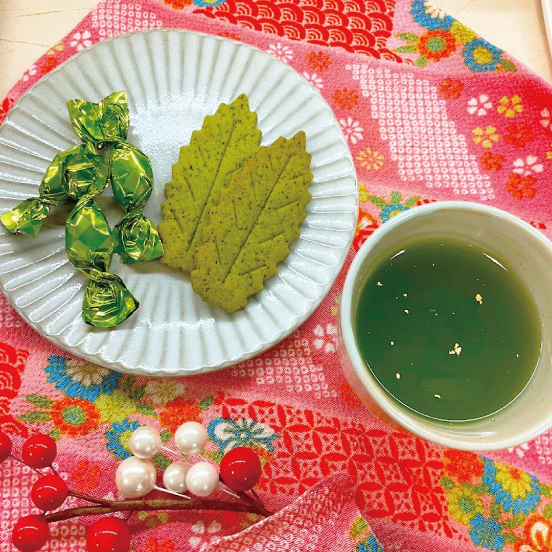 輝く金箔入り煎茶とお茶たっぷりの茶々クッキーと茶々チョコで、華やかなティータイムを演出してみました！キラキラ美味しい組み合わせが、「輝き福袋」には入っているんです！ご予約は12月15日までです！！https://syunpou.com/products/winter-happy-bags