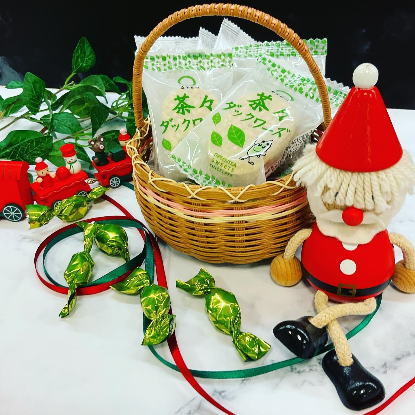 寒くなってきました…️街はすっかりクリスマスモード美味しいものがあふれる季節春芳茶園にも魅惑の美味しいお茶スイーツたちがございますよクッキーにダックワーズチョコレートにバウムクーヘンおかきなんかもございますクリスマスプレゼントやパーティーに️ぜひ、春芳茶園のお菓子たちをよろしくお願いします