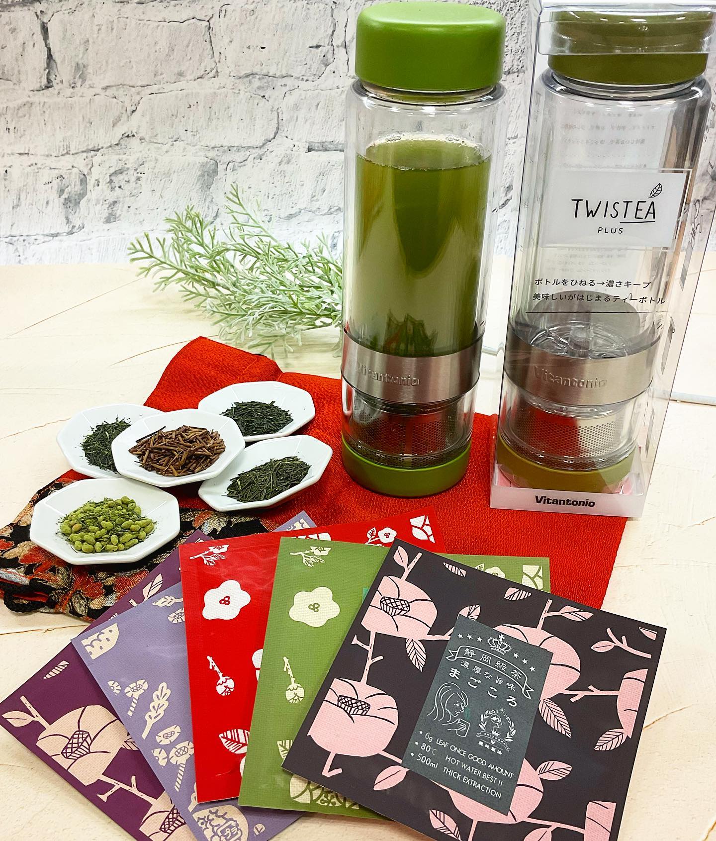 持ち歩ける急須のようなボトル『ツイスティープラス』茶こしがついているので、茶葉を入れてお湯を注げばすぐにお茶が抽出できる優れものです️保温機能などはありませんが、すぐ本格茶が味わえるので、デスクワークやお散歩など️…お供にいかがですか5種類のお茶が楽しめる一煎茶葉と、セットでお得に販売中です