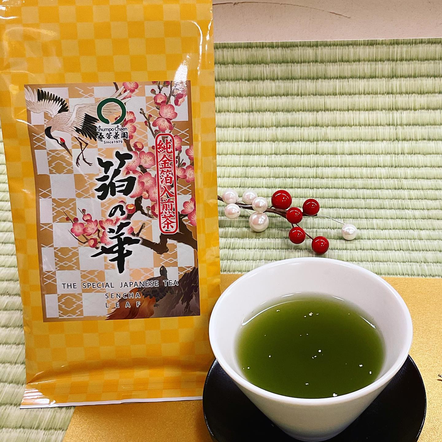 クリスマスはもうすぐ煌めく季節に、キラキラ輝く緑茶『箔の華』がぴったりですこの季節だけの限定品️緑茶に金箔が入った、なんとも綺麗で美しい緑茶です。クリスマスやお正月、お祝い事にもぴったりの限定茶ですので、ぜひお早めに️