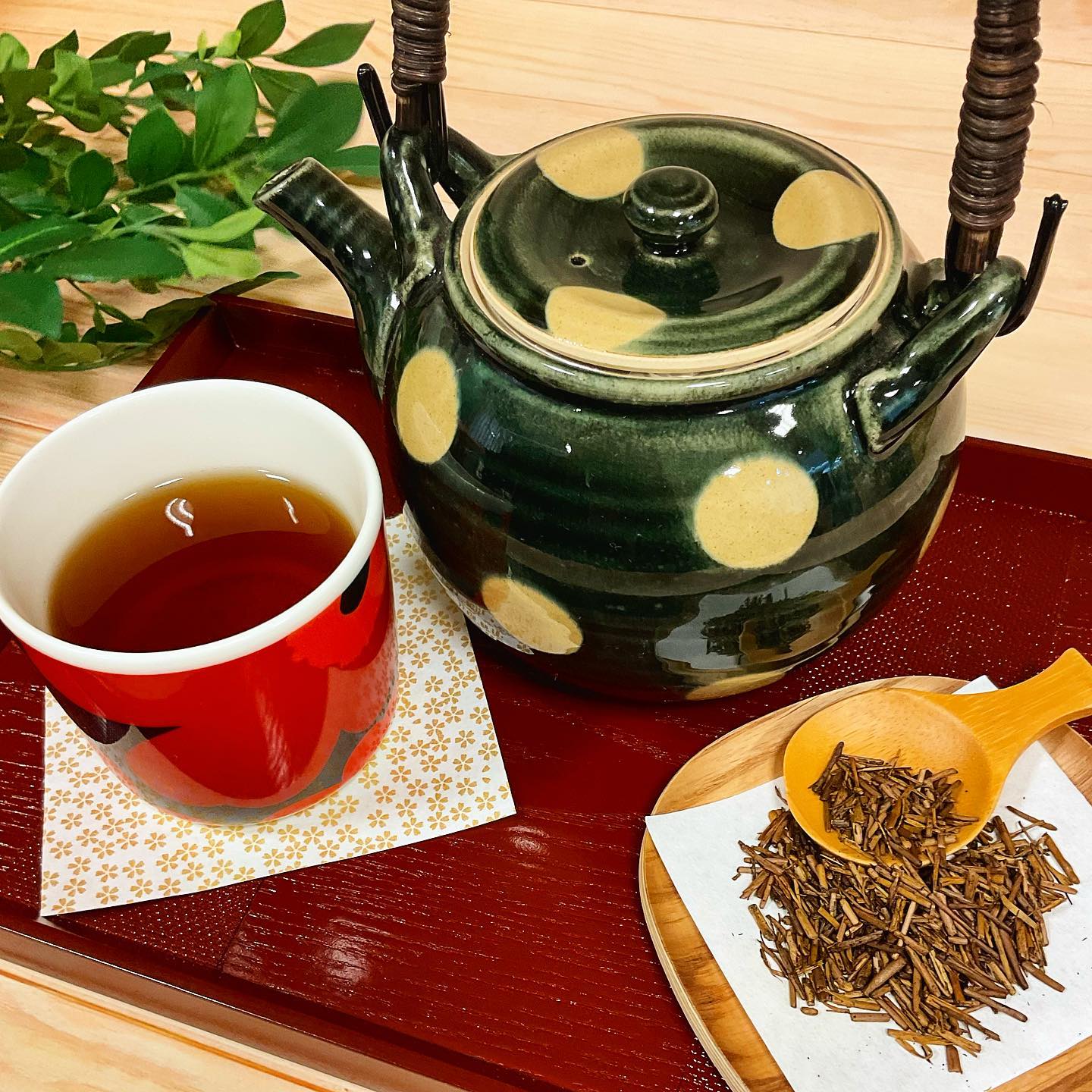 クリスマスも終わりまして、すっかり街はお正月モード美味しいものを食べ過ぎた胃を、カフェインレスのほうじ茶で癒しませんかお正月にご馳走をいただく為に、香ばしい入りたてほうじ茶でホッとひと息…店頭では、香ばしい香りを漂わせて皆様をお待ちしております