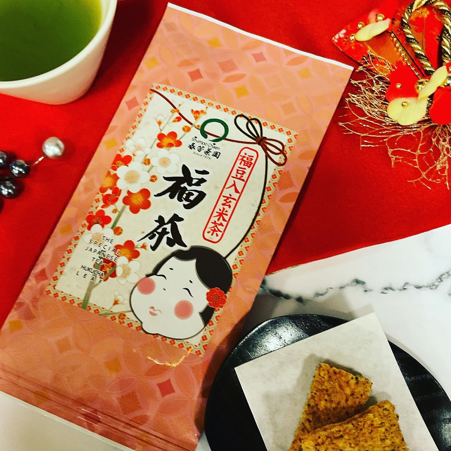 慌ただしくなってきましたすっかり年末ムードです福を呼ぶ『福茶』限定茶も残り少なくなってまいりました️来年も良い年になりますように…このパッケージのお福さんのように穏やかに、にこやかに過ごしたいですね