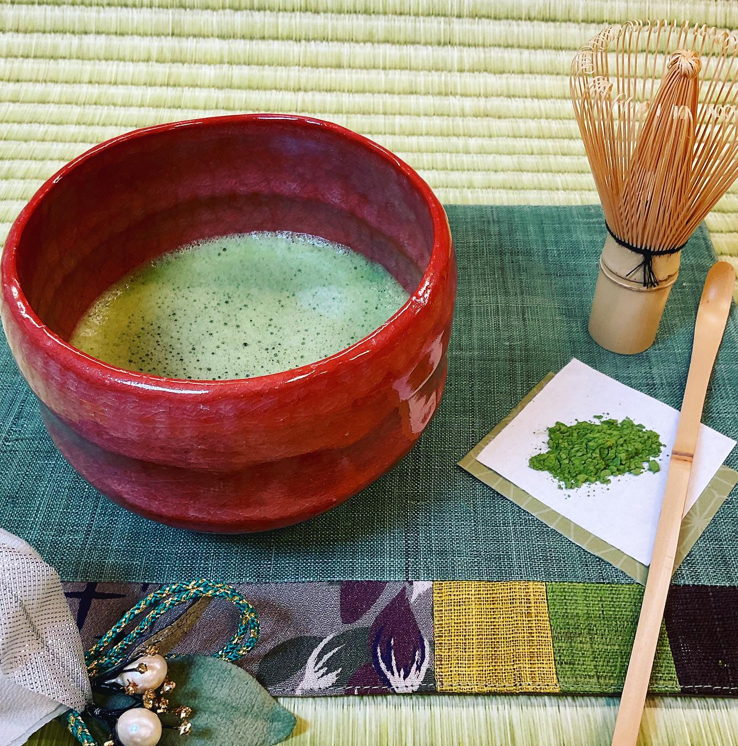 お正月はしゅんぽうカフェで、お抹茶を一服いかがでしょうか…茶筅で立てた本格抹茶しゅんぽうカフェでは、愛知県西尾の抹茶『芳春』を使用していますふんわり香りの良い、苦味のない飲みやすい抹茶です。ホッとひと息…ひとやすみ時間をしゅんぽうカフェ