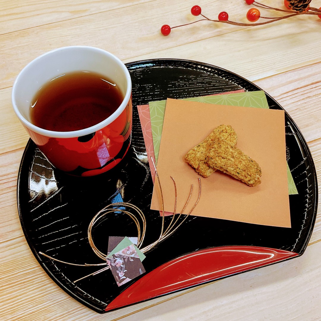 今日、店の前でうろうろしている人がいました。声をかけると、「なんかいつもすごい良い香りのするお店なので一度入ってみたかったんです」と・・・年末年始に帰省することができず、コロナで2年帰省できていないとお話いただきました。そしてやっと近いうちに実家に帰るのでお土産にお茶を持っていくと言われてました。帰省した先で、ほうじ茶を味わいながら、お仕事のことや日常の些細な出来事を語りながら、熱いほうじ茶を味わっていただき、ほっとひとやすみしていただけたら、嬉しいなぁと感じました。心に癒しと潤いをお茶はもたらしてくれる逸品だと思います。そんな日本茶を安心してお届けすることがとても大切なことだと感じさせていただきました。