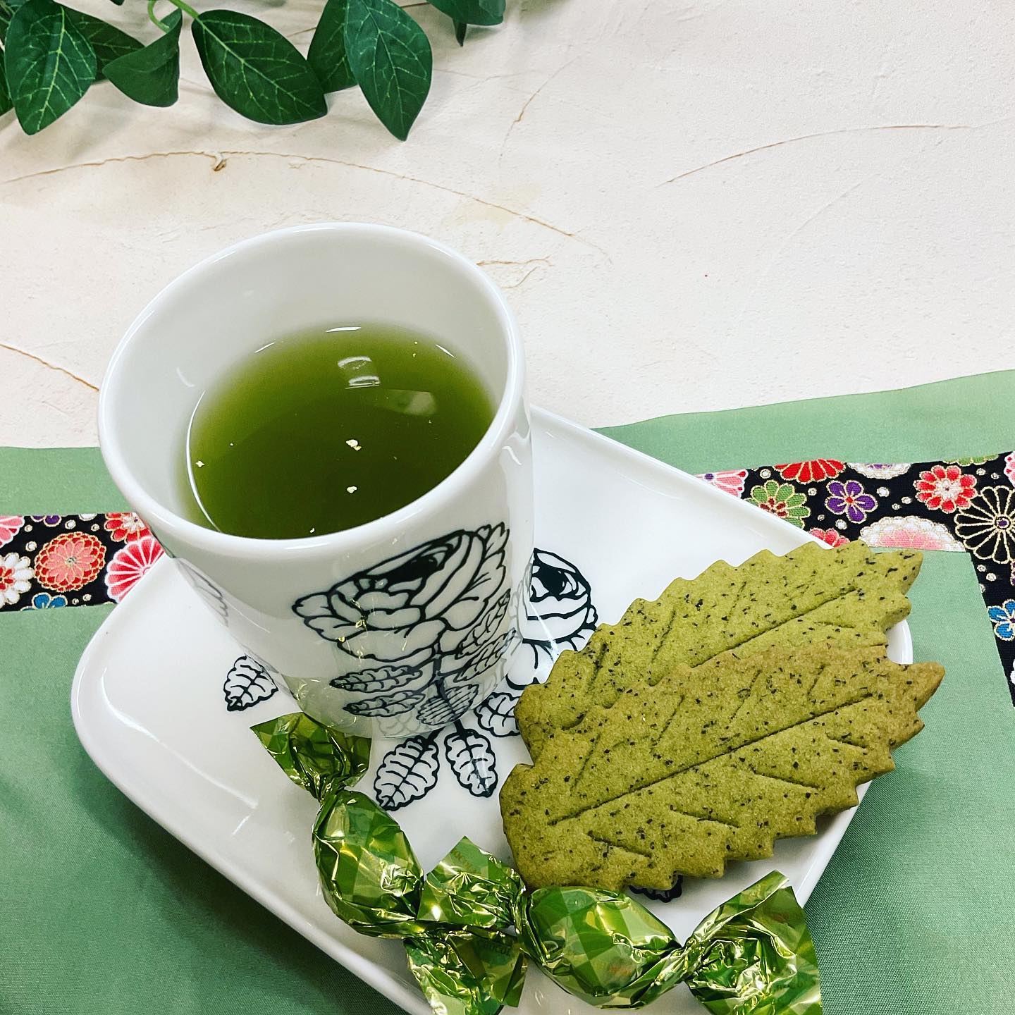 ちょっと贅沢にティータイム金箔入りの緑茶に、茶々クッキーと茶々チョコ️お気に入りのカップで、ちょっと優雅にお家カフェはいかがでしょうか？