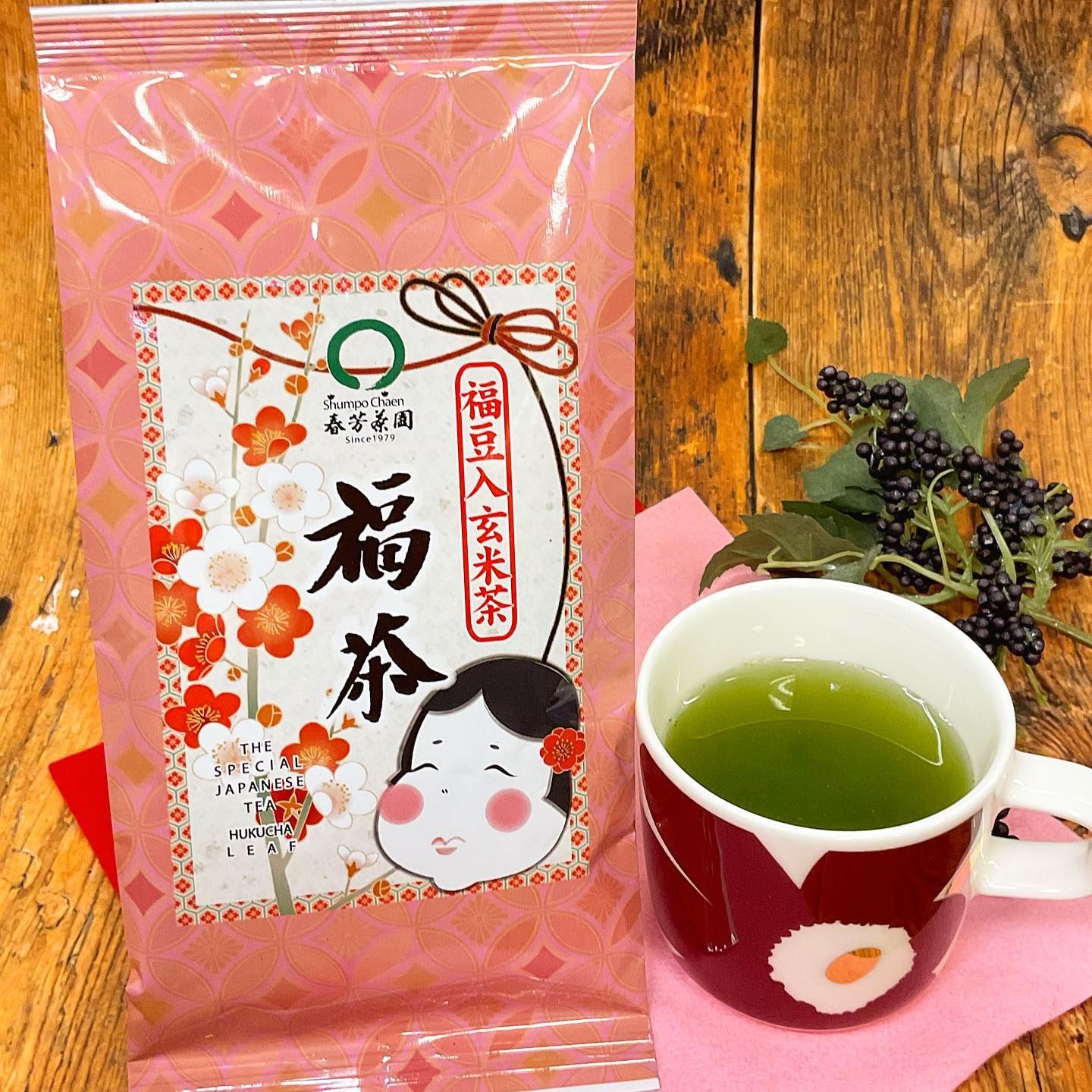 福を呼ぶ『福茶』黒豆と大豆の入った香ばしい玄米茶です一口飲めば広がる香り…。香ばしい味わいが癒しを与えてくれる、限定茶です贈り物にもオススメの可愛らしいピンクのパッケージもポイントです
