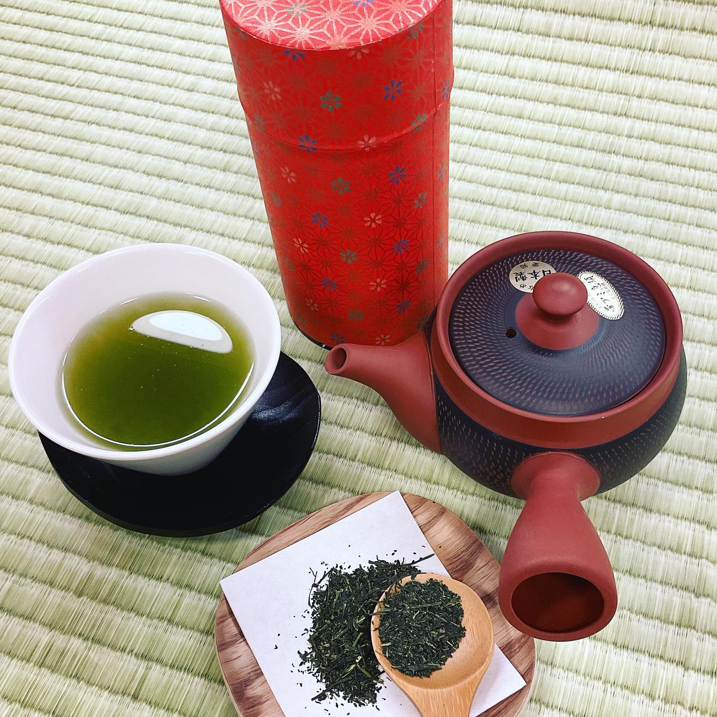 今日は一日中冷たい雨が降っている戸塚です…️こんな日はやっぱりお茶です️温かいお茶が恋しいですね忙しい時でもちょっとお茶タイム急須でお茶を入れて、リラックスしたひとときを楽しみましょう️そんな時にぴったりの『ひととき』という名前のお茶が当店の1番人気商品です