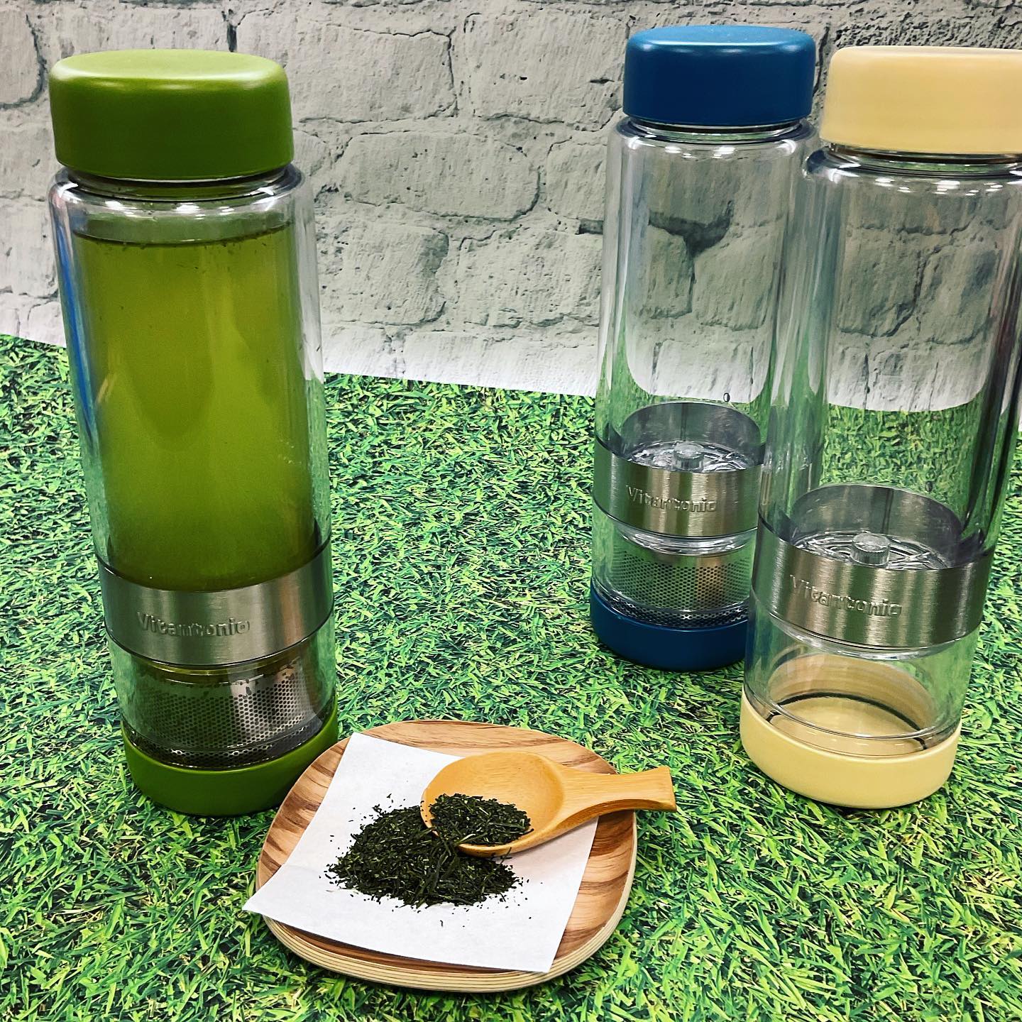 まるで急須のような持ち歩けるボトル『ツイスティープラス』️下部の茶こしに茶葉を入れて、お湯やお水を注いで軽く振るだけで、すぐに美味しいお茶が飲める優れものです家でも外でも、美味しいお茶をすぐそばに❣️当店での人気商品となっております※※※※※ぜひ、当店の商品やカフェなどご利用のお客様のお声をお聞かせください！