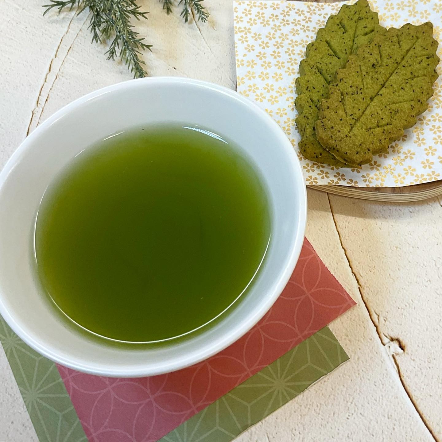 今日は冷え込みが厳しい気がします…思い浮かぶのは、やっぱり温かいお茶ですね当店のお茶は、急須をゆっくり回しながら色濃く出して飲むのがオススメですちょっと濃いめに入れても、苦味のないしっかりとしたお茶の味が楽しめますよ