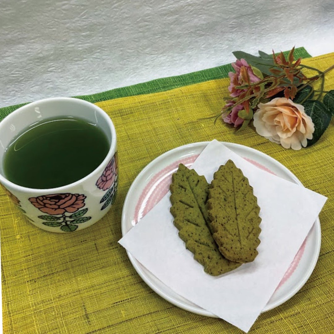 【魅惑のお茶スイーツ「茶々クッキー」】茶々クッキーという人気のお茶菓子をご存知でしょうか？お茶の葉が丸ごと入っていて、かわいい葉っぱの形をした、サクサクの甘さ控えめのクッキーです。【おいしいもの戸塚ブランド】という、戸塚の美味しいものの一つにも選んでいただいたくお茶のクッキーです！！ 一口食べて「美味しい…」二口食べて「おいしい～」三口目には「もうない…」美味しいを繰り返しながら、あっという間に食べ終わってしまいついついもう一枚と手が伸びてしまう自慢のお菓子です♪サイズは5枚入りから30枚入りまで各種取り揃えております。戸塚のお土産にも大人気なんですよー！試す価値ありの美味しいお茶クッキー！食べたくなってきました…（笑）ご意見・レビューぜひよろしくお願いいたします。また