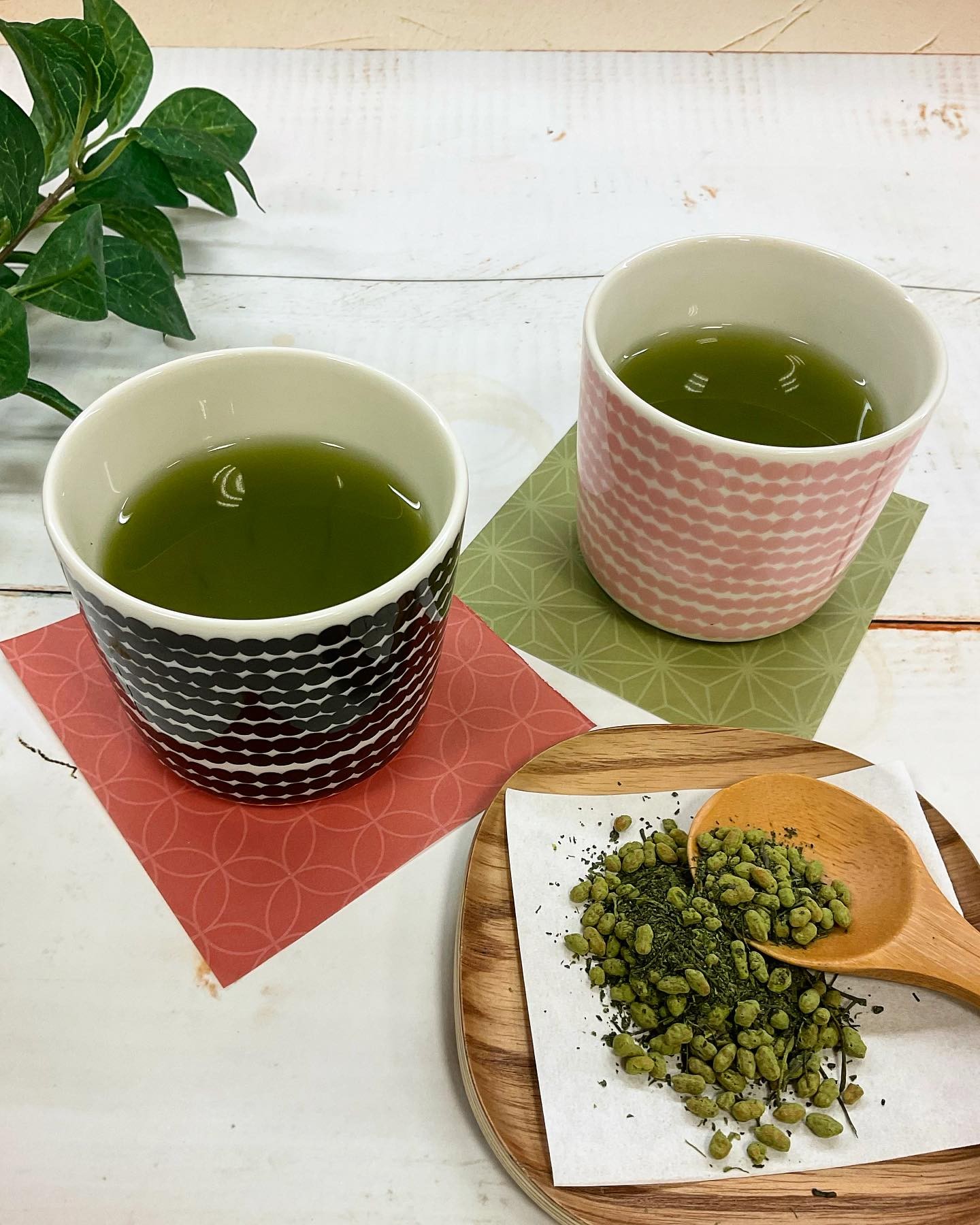 最近じわじわ人気の『抹茶入り玄米茶』玄米の香り高い香ばしさと、抹茶が入っていることで味わえる味の濃さが美味しいお茶です🫖急須で入れていると、抽出中に香ばしいとても良い香りが癒しを与えてくれます。香りも楽しめて、飲んでももちろん美味しい『抹茶入り玄米茶』ぜひ、ご家庭で味わっていただきたいお茶ですしゅんぽうカフェでも味わえます️