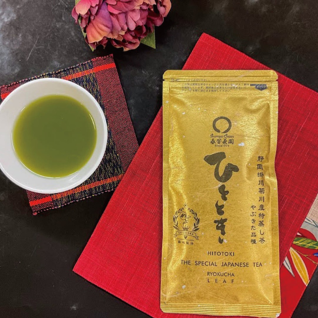 当園一番人気の緑茶と言えば「煎茶　ひととき」です。輝く金色の袋が眩しい、春芳茶園を代表する緑茶です。当園のルーツである静岡掛川菊川の深蒸しの緑茶になります！このお茶を創り出すために、多くの生産家と仕入れ先が協力してくださり、生まれているお茶です。本当に茶葉は細かめで、「粉茶なのぉ～！」とお客様からご意見をいただくような細かさですが、嫌な苦みが少なく、旨味濃いお茶を作りたい一心で創意工夫を積み重ねた結果、今のような葉の形状になりました。 うまみやあまみに加えて、味の濃さをしっかりと持ち、嫌な苦みが生まれない茶葉を厳選して製造しているからこそ、飲みごたえのあるしっかりとした味わいのお茶になります。当園にはひとときファンがたくさんいます！「これじゃなきゃダメ」とたくさんの方からお声を頂きます。お好みはいろいろあれど、お茶好きさんにぜひ一度はお飲みいただきたい自慢の一品です”！！ 茶葉タイプに加えて、カップ用ティーパックやポット用ティーパックなど様々な用途に合わせてお使いいただけるラインナップでご用意しています！ 御自宅用から贈り物まで大人気のおすすめ商品です！ーーーーーーーーーーーーーーーーーーーーーーお客様にご意見・レビューをお願いしております！また
