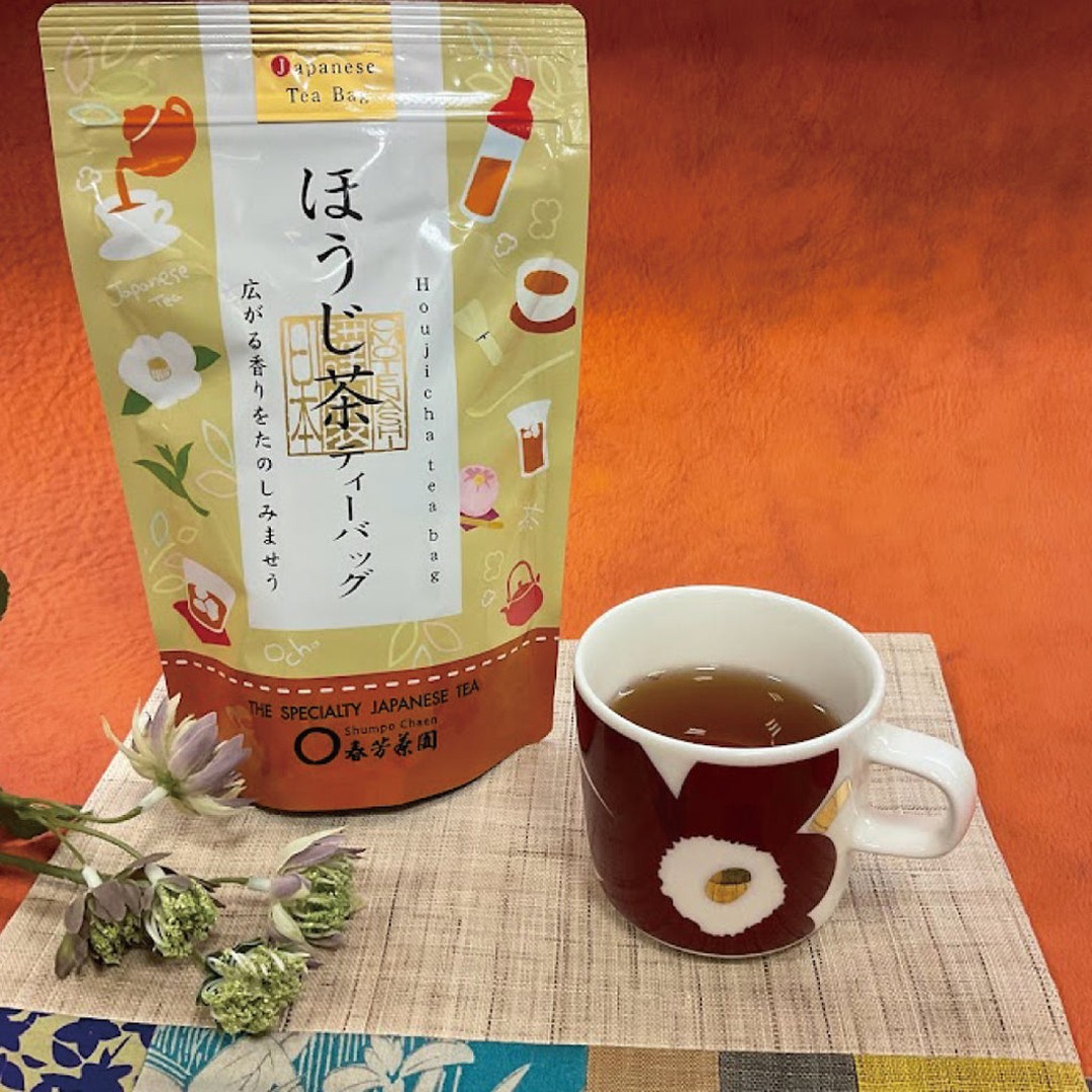 寒い日が続きますね。ふと、お茶が飲みたくなる…熱いお茶ならほうじ茶だ！でも、急須で入れるのはめんどくさい！......そんなお客様には！！もみだし濃茶ほうじ茶ティーバッグがおすすめです。コロンとした三角型のティーパックになっていて、一つで約500mlも抽出できるので、１人でたくさん飲みたい時も、みんなで飲みたい時も気軽に使え、マイボトルに入れてお出かけしてもとても美味しいティーバッグです！こちらを美味しく味わうための大事なポイントとして！！マイボトルやカップやポットの中でティーバッグをお箸やスプーンなどで突いてよくもみ出していただきたいのです！！そうすることで、お茶の美味しさが存分に発揮され、味の濃いしっかりしたお茶が楽しめます♪ ただいま、なんとっ！店頭・WEB利用でお買い物されたお客様へほうじ茶ティーバッグを1回分をプレゼントしております！！ぜひ、この機会にお試しください！