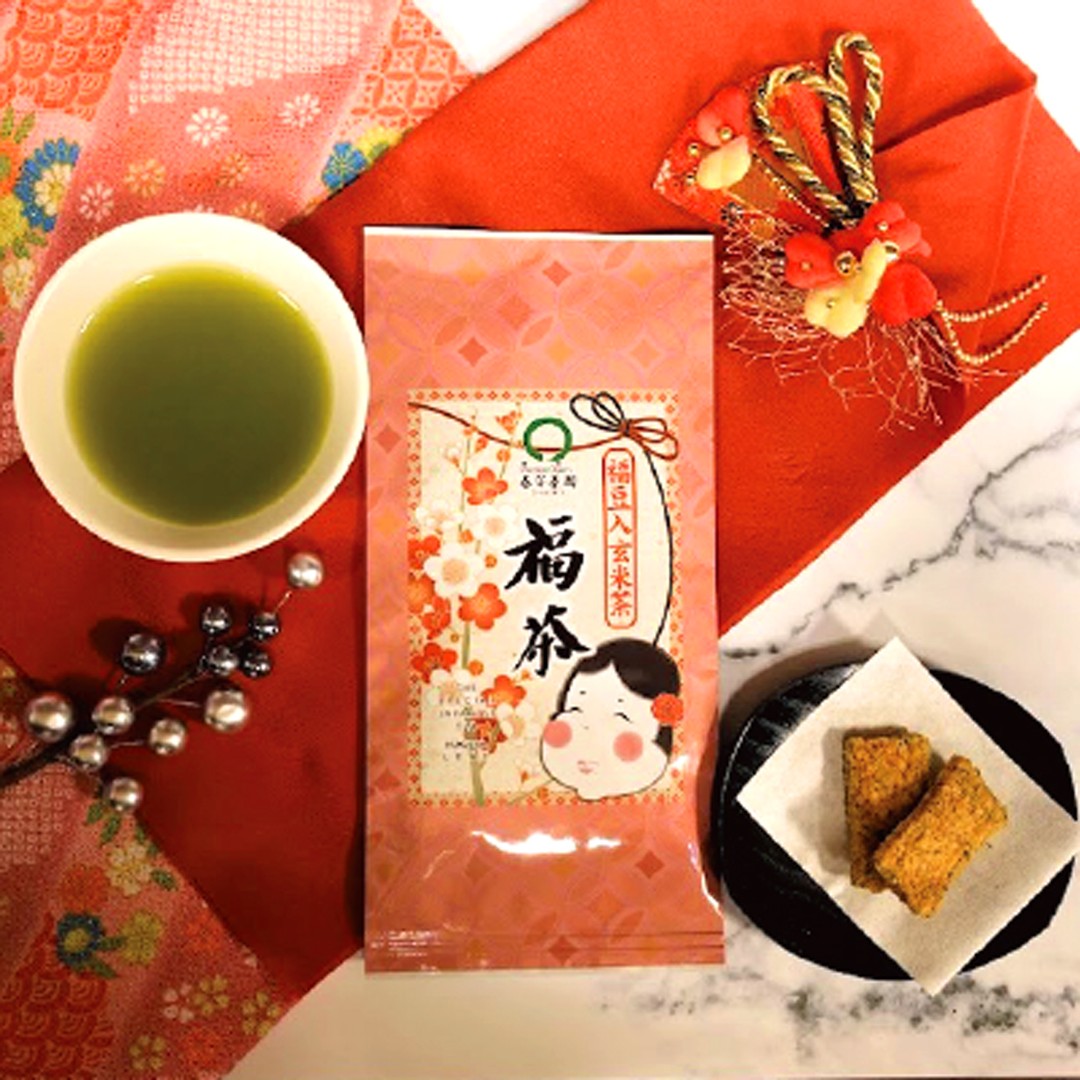 ２月３日は節分の日ですね。節分と言えば、恵方巻と豆ですよね春芳茶園の豆といえば、冬の限定茶、黒豆大豆の入った玄米茶「福茶」です。お店では、１００本限定で通常６８０円（税込）を特別価格５００円（税込）で販売中です。福茶を飲んで【福は内】といきたいですね。******