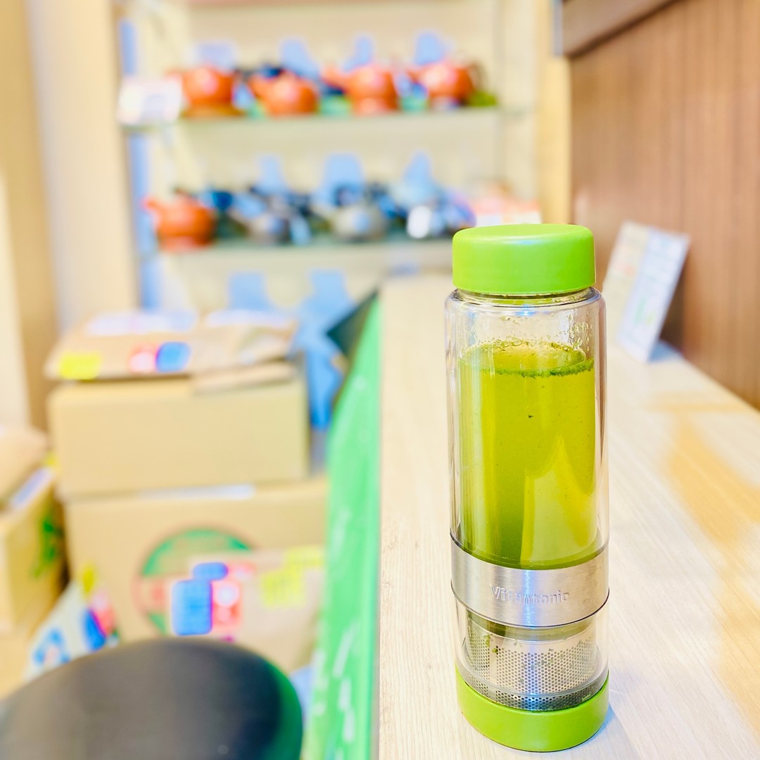 午前中の配送業務を一段落させてから、お昼にお茶と恵方巻をいただきました！今日は配達もあるので、ツイスティープラスがとても便利です！これは２杯目ですが、私は濃い目の静岡深蒸し茶をつねに抽出しながら味わうのが好きです！　さあ、午後もがんばるぞ！＃春芳茶園 ＃しゅんぽうカフェ ＃日本茶専門店 ＃日本茶カフェ