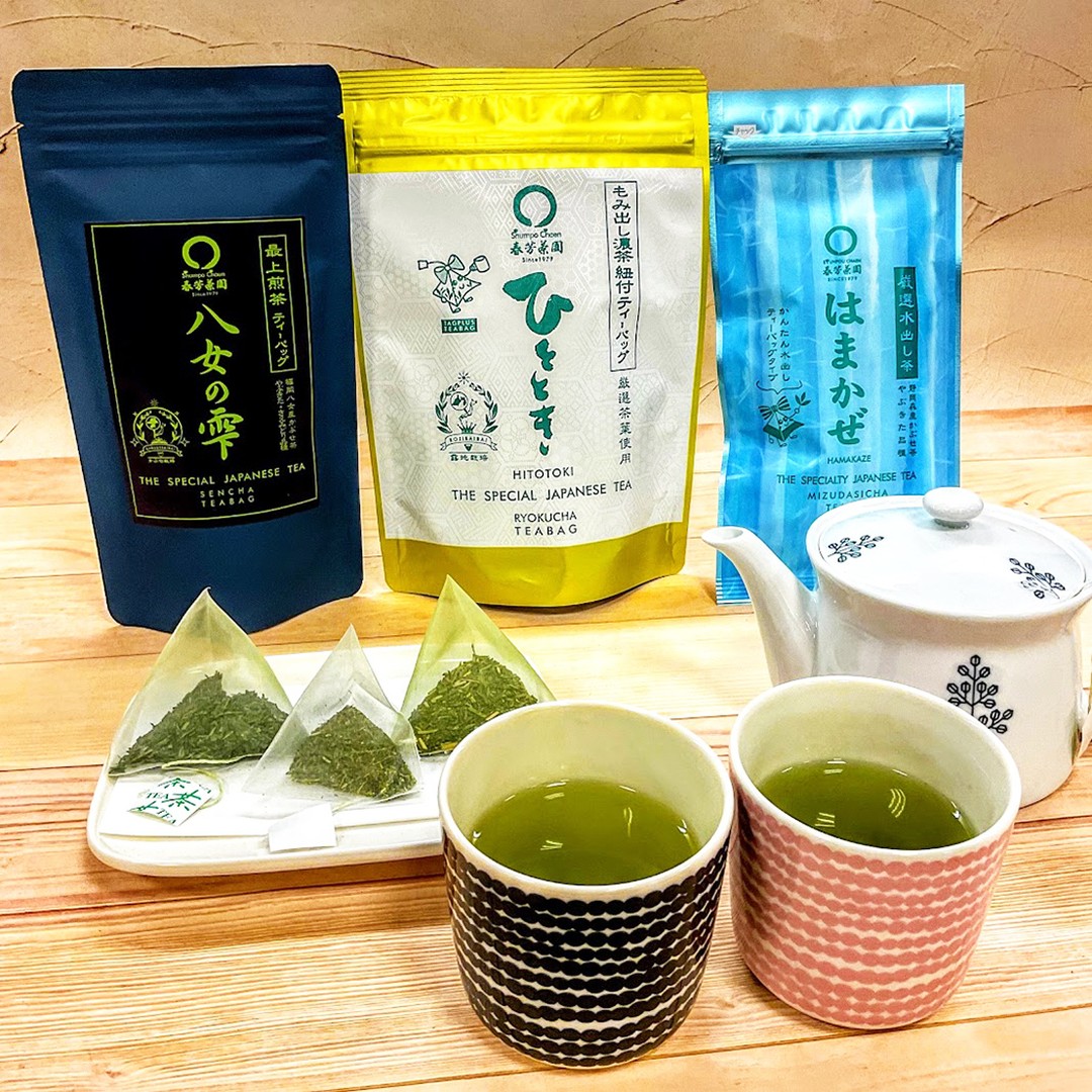 店主の後藤です！私は朝から晩まで緑茶を飲んでおり、お出かけの時も緑茶を持ち歩いています。もう手元に緑茶がないと心細いのです。病気でしょうか？（笑）そんな私が常に愛用しているのが、ツイスティーボトルとティーバッグです！当園のティーバッグは、特蒸しの高品質な粉茶と上級煎茶を厳選してオリジナルティーバックを製造しており、本格茶葉を使用した繰り返し抽出することができるとても出の良いティーバッグになっております。お客様の喜びの声を店頭やWEBでいただいております！！茶葉を急須で味わうのが一番美味しいのですが、お出かけの時に当園のティーバッグをマイボトルに1個、ポイと入れて、熱いお湯、または氷とお水を入れて、お出かけ先でマイボトルに入れたお茶を味わうと、「うわぁ～本当に美味しい！！」と実感・感嘆すると思います！！熱いお湯ですと色が変わってしまうので、朝9時に作ったら、夕方15時までには飲み切ってください。当園のティーバッグであれば6時間以内であれば、色が変わってもどうにか味わうことができます！！（※熱いお湯の場合はステンレスマイボトル限定です。ツイスティーは光が入るため、2時間が限度です）あと、夜、お片付けが終わった後にまたお茶が飲みたくなった時も、このティーバッグがおすすめです！！私はこれで夜の茶殻問題を回避しています！夜もお出かけの時と同じようにマイボトル入れて、マドラーでティーバッグをもみだしていただければ、すぐ抽出することができ、本当に美味しいお茶が味わえます！！※後藤がつかっているマイボトルです。湯が漏れやすいのが欠点ですが、ステンレスボトルタイプで保温・保冷性が高いため、これとツイスティーの二刀流がベストの布陣です！！今はかわいいマイボトルがたくさんあるので、いろいろ楽しみながら美味しいティーバッグを味わっていただけると幸いです！当園のティーバッグコレクションの購入はこちらからどうぞ！******ハッシュタグ