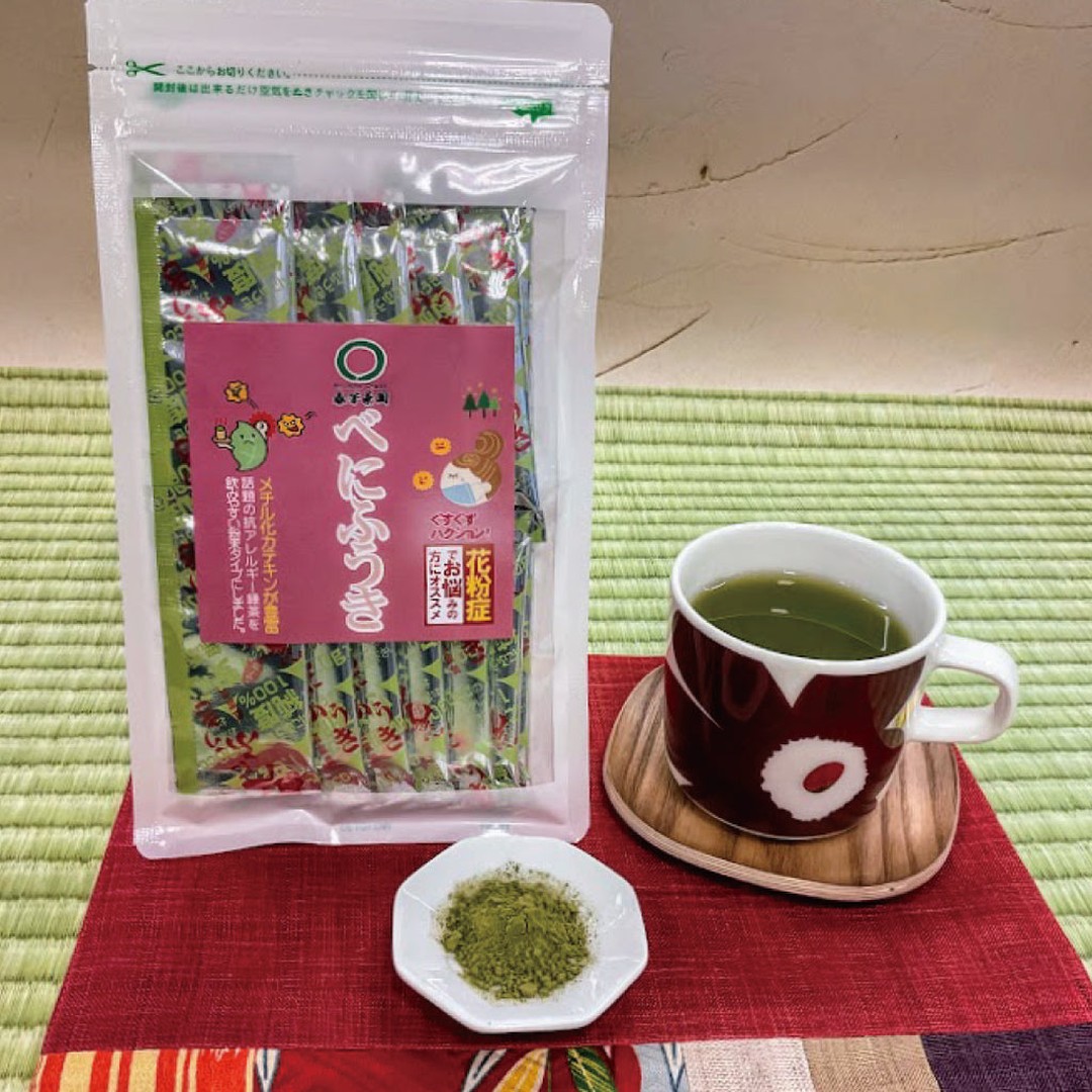 ◎ご要望のお客様には1回分サンプル差し上げております！！今年もついにやってきています。あの季節…🌲！！とまらないくしゃみ！目のかゆみ！ぐすぐす…むずむず！ 花粉症です～～！そんなお悩みを、「べにふうき」が解決してくれるかもしれません。メチル化カテキンという、花粉症などのアレルギー症状を和らげてくれるという成分が豊富に含まれているお茶なのです→詳しくはコチラ 相性が良いと本当に症状が緩和されるので、お客様からのお声も多数いただいております。ポイントは、必ず90℃以上の熱湯で溶かすこと！パウダーになっているので、カップ一つで簡単に飲むことが出来ます。早めの飲んでいただけると、相性の合うお客様にとっては欠かせない緑茶になっています！！ ツライ…ツライと嘆いている皆様へ、ぜひお試しいただきたい緑茶です。******ハッシュタグ