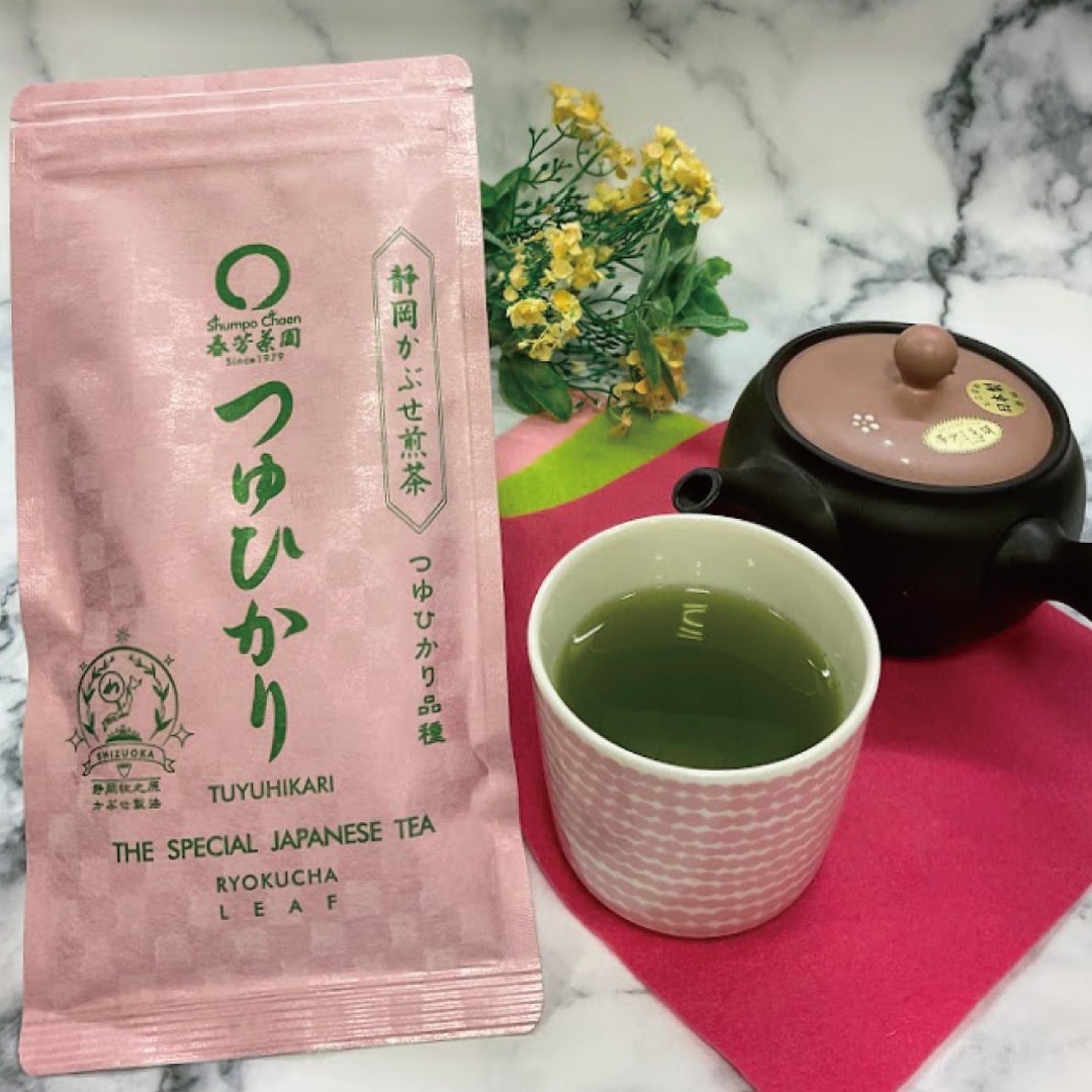2月も半分を過ぎましたが、まだまだ寒い日は続きますね。気持ちは少しでも暖かくということで！ 暖かさを感じる可愛らしいピンクのパッケージが綺麗な、『つゆひかり』はいかがでしょうか？お茶の味わいは「かぶせ製法」をすることで、お茶の色も綺麗で苦味が少なく、甘みのある優しい味わいのお茶です。お値段もお買い求め安くなりました︎ 春を待ちわびながら、ゆっくりと緑茶でティータイム。癒しの時間をお過ごしください！ ご購入はこちらから******ハッシュタグ