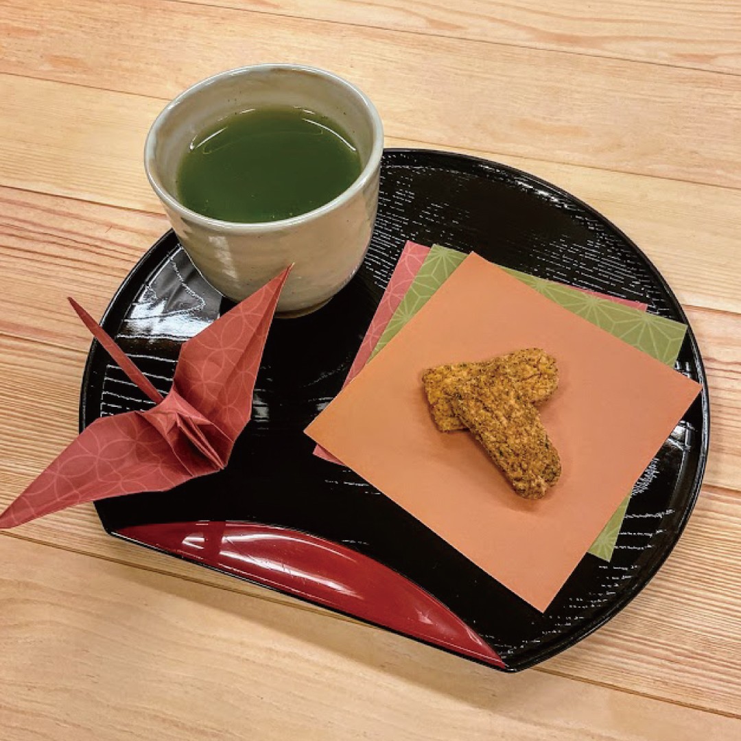 バレンタインも終わり、チョコで甘い物が満たされたお客様、甘いお菓子を食べると次はしょっぱいお菓子が食べたくなりますよね（笑）当園では美味しいお茶に合うしょっぱいお菓子として自然栽培米の玄米を揚げたおかきをご用意しております！！「5代目米農家清次兵衛」さんが本当に丁寧に製造されているおかきです！醤油味とのり塩味があってどちらも濃い深蒸し茶にとても合う最高のおかきです！ぜひお茶と一緒に一度味わってみてください！ ******