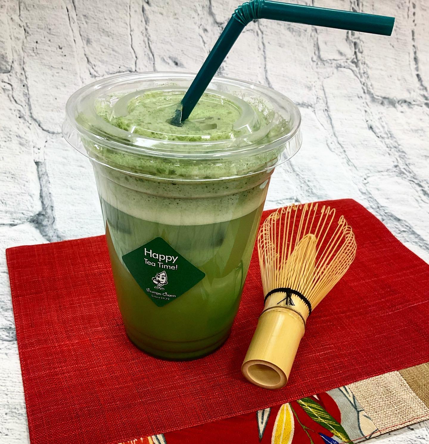 当店人気の本格抹茶「芳春」に、厳選した濃厚な豆乳を加えて作る『ふわふわ抹茶ソイラテ』アイスではふんわりクリーミーに、ホットではふわふわモコモコに泡立てた豆乳が特徴のスイーツのようなドリンクです️寒い日が続きますが、館内は暖かいせいかアイスもよく出ています️ホットかアイスか…どちらがお好みでしょうか️