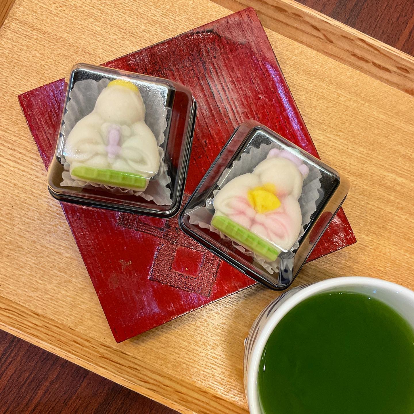 なんとも可愛らしい❣️素敵な上生菓子をお客様から頂いちゃいました️3月3日もうすぐひな祭りということで、お内裏様とお雛様の形です可愛くて食べれない…なんて言いながら、しばらく眺めて食べてしまうんですが…とっても素敵なお菓子ありがとうございました🤗