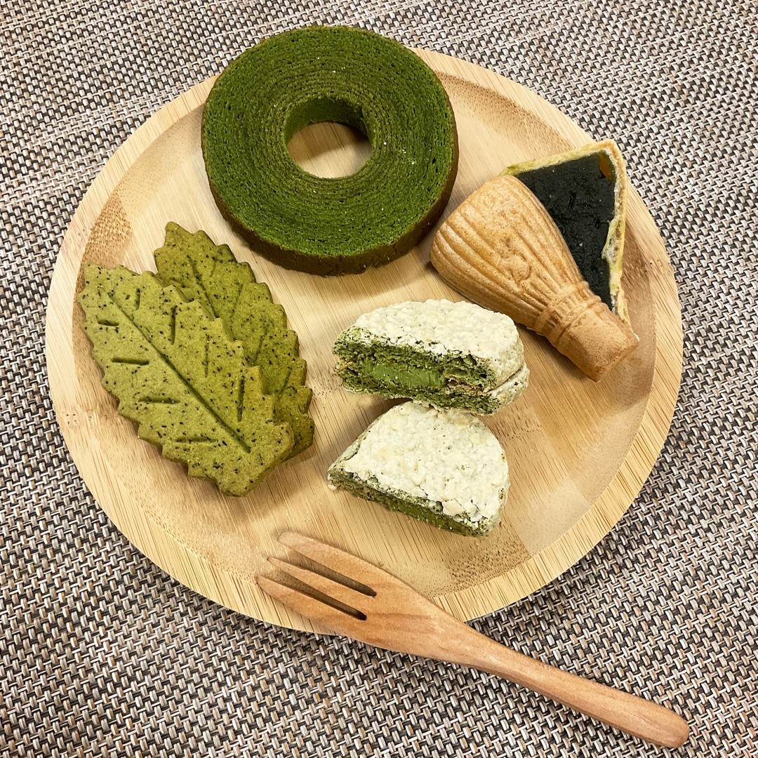 美味しいお茶に、美味しいお菓子があるとさらにお茶が美味しくなりますよね！当園では美味しいお茶に合うお茶菓子を厳選販売しております！定番のお菓子から季節限定のお茶菓子もあるのですが、今回はその中でも人気の4種類を「お茶まみれ！濃いお茶に合う！！4種のお茶菓子セット」としてWEB限定で限定販売いたします！！このセットのおすすめポイントは、送料込のセット価格でとてもお買得なのと、「同梱OK！！」のところです。お好きなお茶や飲んでみたかったお茶もこのセットと一緒にご注文できるのです！！たっぷりお茶菓子が入っているので、お友達とのティータイムや、ギフトにも喜ばれるセットになっています！！******ハッシュタグ