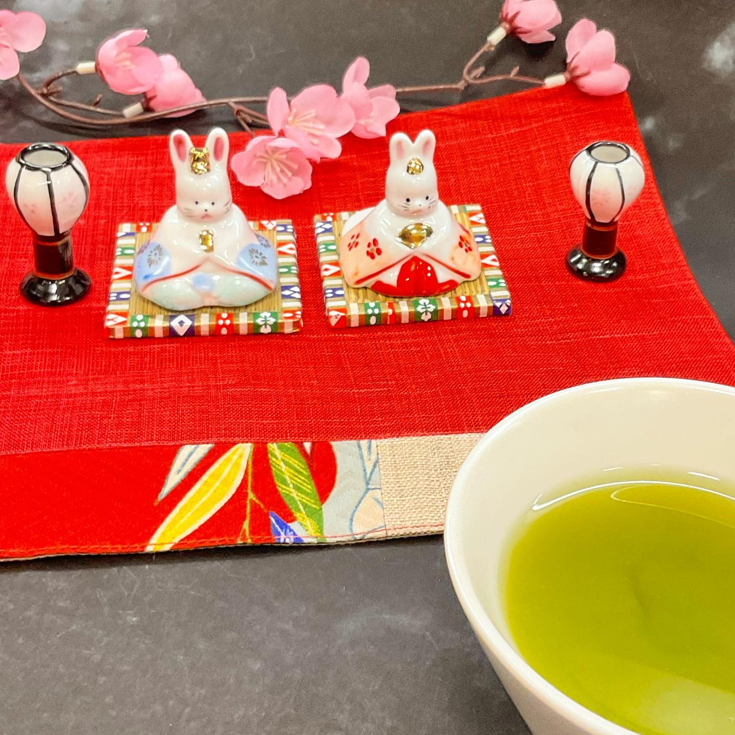 もうすぐひな祭り春の訪れを感じられる暖かい日もでてきましたひな祭りといえば️お雛様を眺めながら、ちらし寿司やひなあられに…🤤食いしん坊な欲求がついつい出ちゃいます美味しいご馳走と共に美味しいお茶を飲みながら、女子の健やかな成長をお祈りしましょう