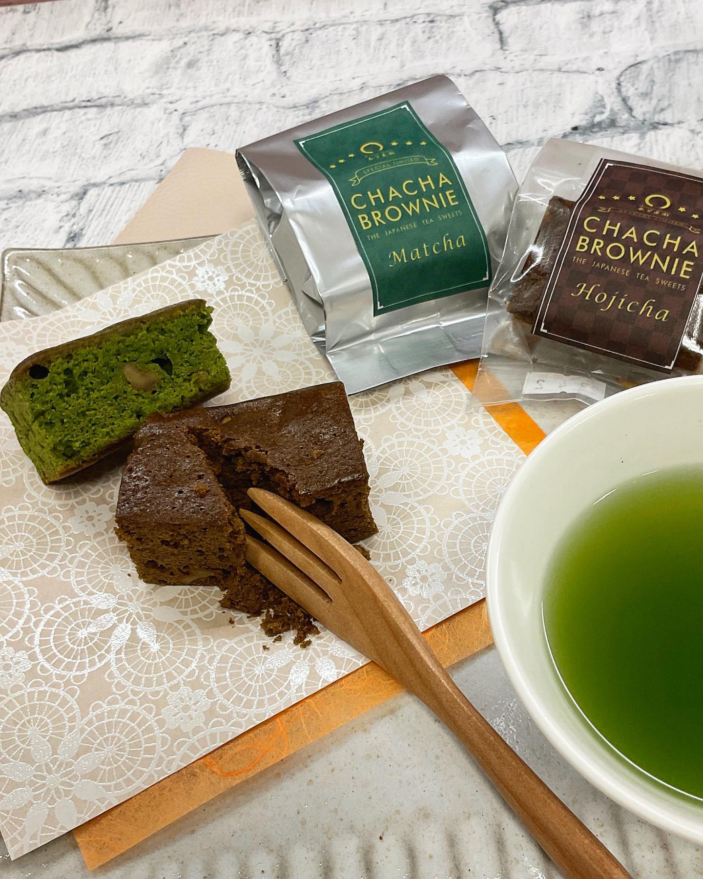 チョコレートとお茶がマッチしたやみつきになる美味しさ『茶々ブラウニー』二種類のお味が楽しめますくるみも入ってさらに美味しさアップ️ちっちゃくても濃厚なティータイムにぴったりのお茶スイーツです抹茶とほうじ茶どちらがお好みでしょうかぜひ、お茶時間のお供にどうぞ