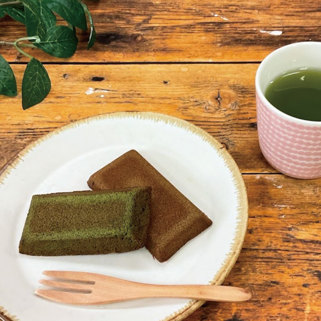 来週はホワイトデーですね。お店にお越しいただいているお客様の中には、「主人の代わりに私がホワイトデーを選びに来た」なんてお客様もいらっしゃいましたが、皆様は準備はばっちりでしょうか？春芳茶園の人気のお菓子と言えば、戸塚ブランド認定品「茶々クッキー」ですが、今年は抹茶とほうじ茶の２種類の味が楽しめる「茶々フィナンシェ」がおすすめです。 数量限定販売でしたが、お客様のご要望により追加販売しております。お茶にも紅茶にもコーヒーにも合うバターとお茶の風味の「茶々フィナンシェ」はいかがでしょうか？遠方の方には、Web限定商品、送料込みのセット「お茶まみれ！濃いお茶に合う！！4種のお茶菓子セット」がおすすめです。 ******ハッシュタグ