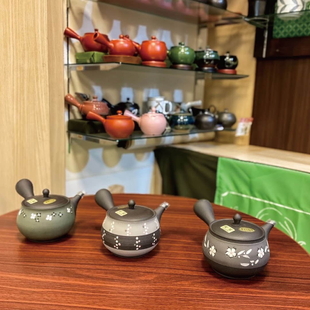 今年もこの季節がやってきました。2022年限定新茶予約です。 毎年、いつも春芳茶園のお茶をお飲みいただいているお客様に今年のお茶の出来（傾向）を飲んで知っていただくため、予約限定の新茶を特別価格でご用意するイベントです。年に一度の摘みたての旬の味わいを楽しめるのは新茶の時期だけです。１本からの気軽なご予約ですのでぜひお試しください。予約していただいたお客様にはより美味しくお飲みいただくため、急須、ポットも通常価格の２割引きでお求めいただけます。限定新茶予約に合わせて新商品も入荷いたしましたのでぜひご覧ください。******ハッシュタグ