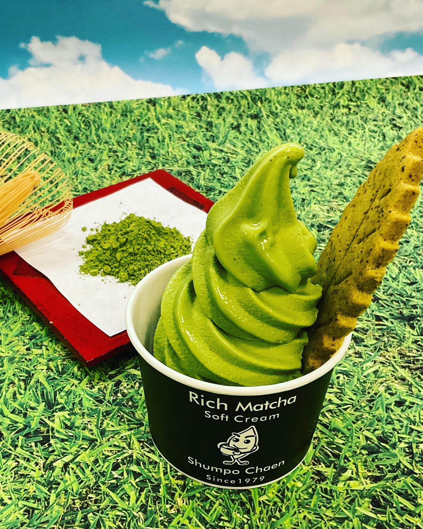 暖かな週末になりました今日はしゅんぽうカフェが大人気️『濃厚抹茶ソフトクリーム』間違いなく不動の人気No. 1です️店内座席数が少なくご不便おかけしますが、今日はお天気も良くて外のテラスで召し上がる方も多いですアイスがいつもに増してより美味しい季節になってきました