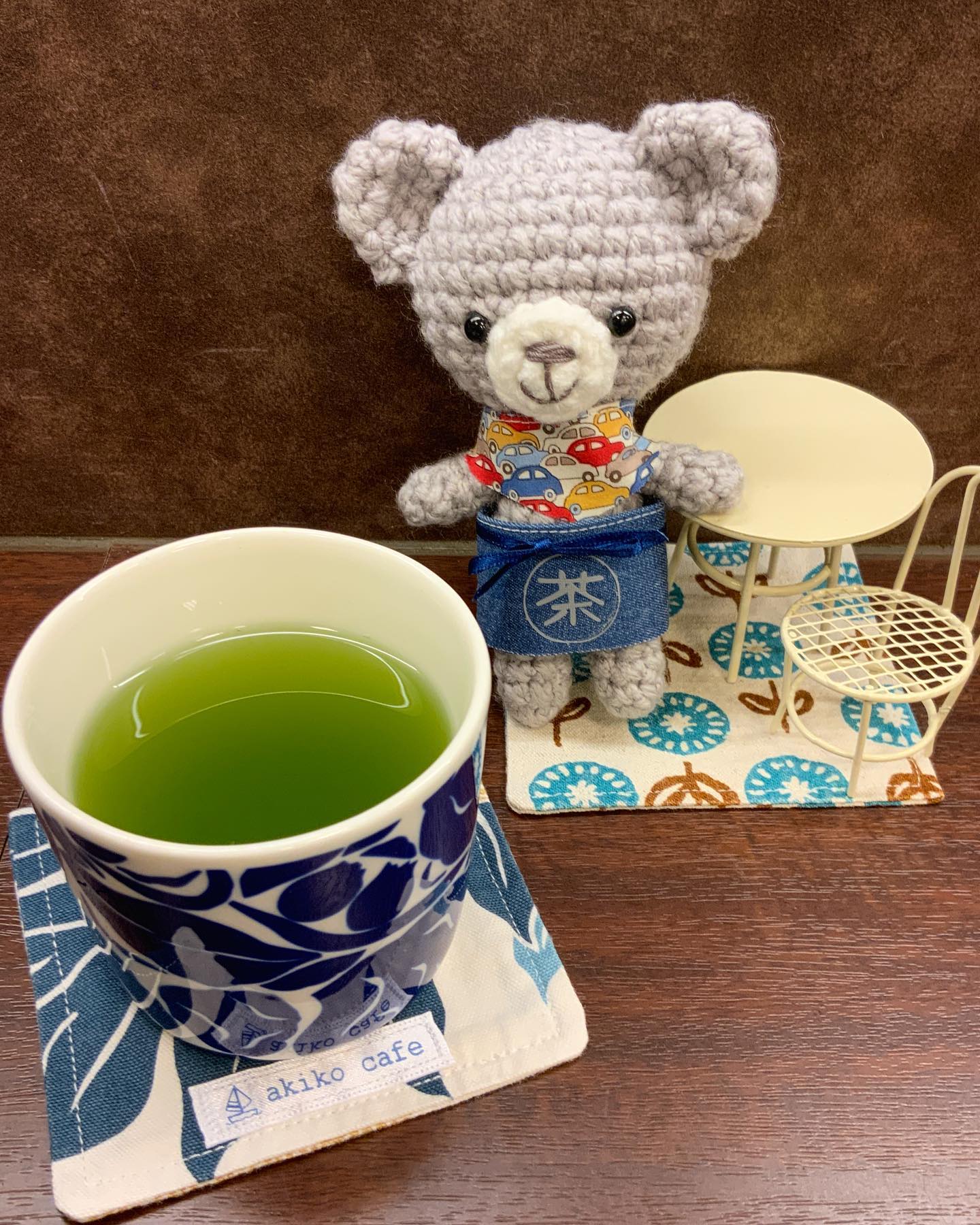 本日は、冷たい雨の日になりました…️こんな日は、温かいお茶にかぎります今日サクラスでは、はあとマーケットさんの日でした❣️ついに、くまさんがお茶屋さんデビュー🧸@akiko_tt0904 様が、なんとも素敵なお茶屋さんエプロンをくまさん作ってくれました🤗可愛すぎて、本当にありがとうございます️くまさんが、きっと美味しいお茶をお勧めしてくれるはずです️お店のどこかにいるので、ぜひ探しにきてください