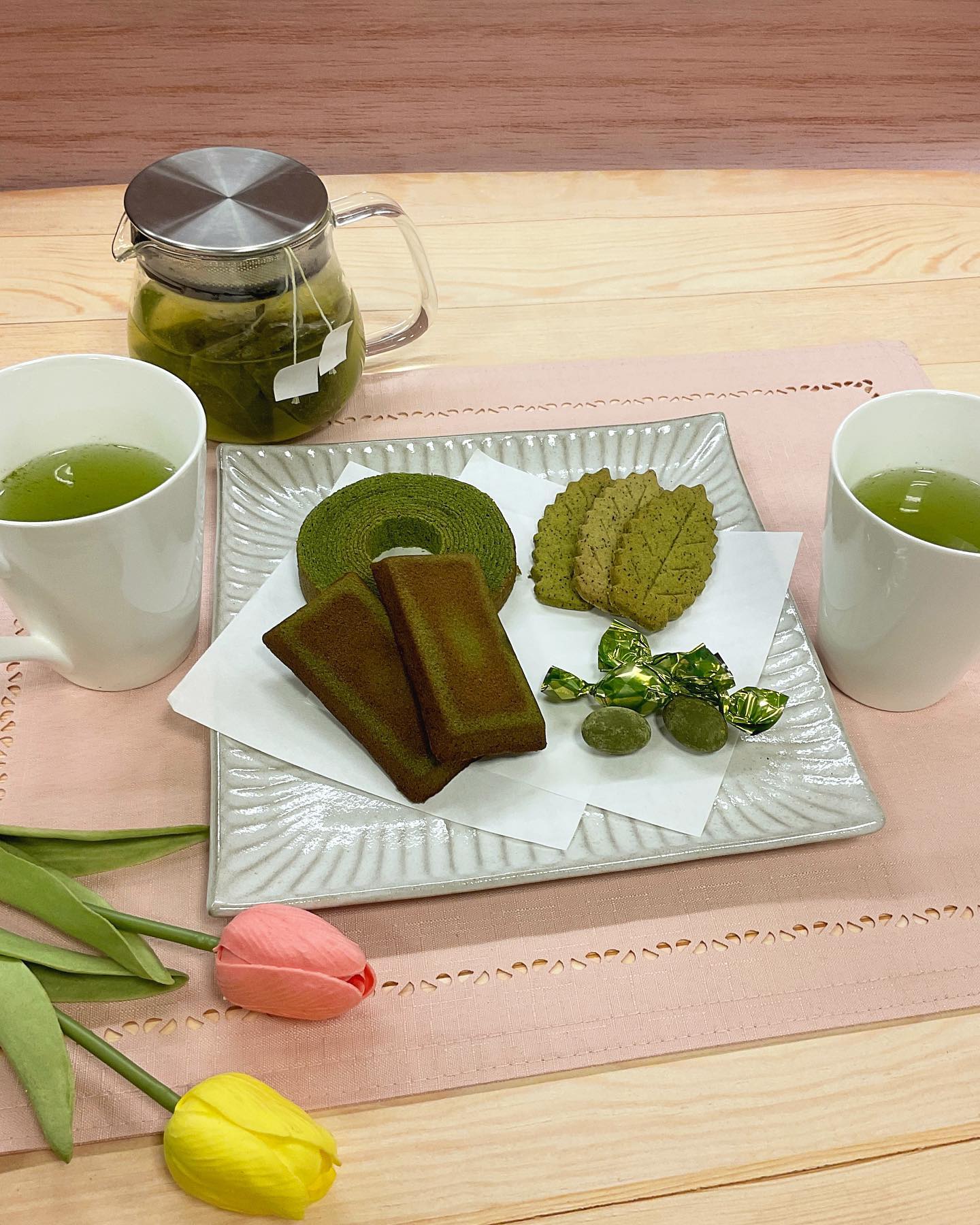 ちょっと優雅なカフェタイム…いろんなお菓子を少しづつ…いろんなお茶も少しづつ…なんて思ったことはございませんかそんな欲望を叶えてくれるセットがあります️「素敵なティータイム！4種のお茶菓子＆3種のティーバッグ」セットネット販売限定のお得で贅沢なセットです当店一押しのお茶菓子四種に、急須いらずで飲めるティーパック三種類のセット箱を開ければティータイムの始まりです
