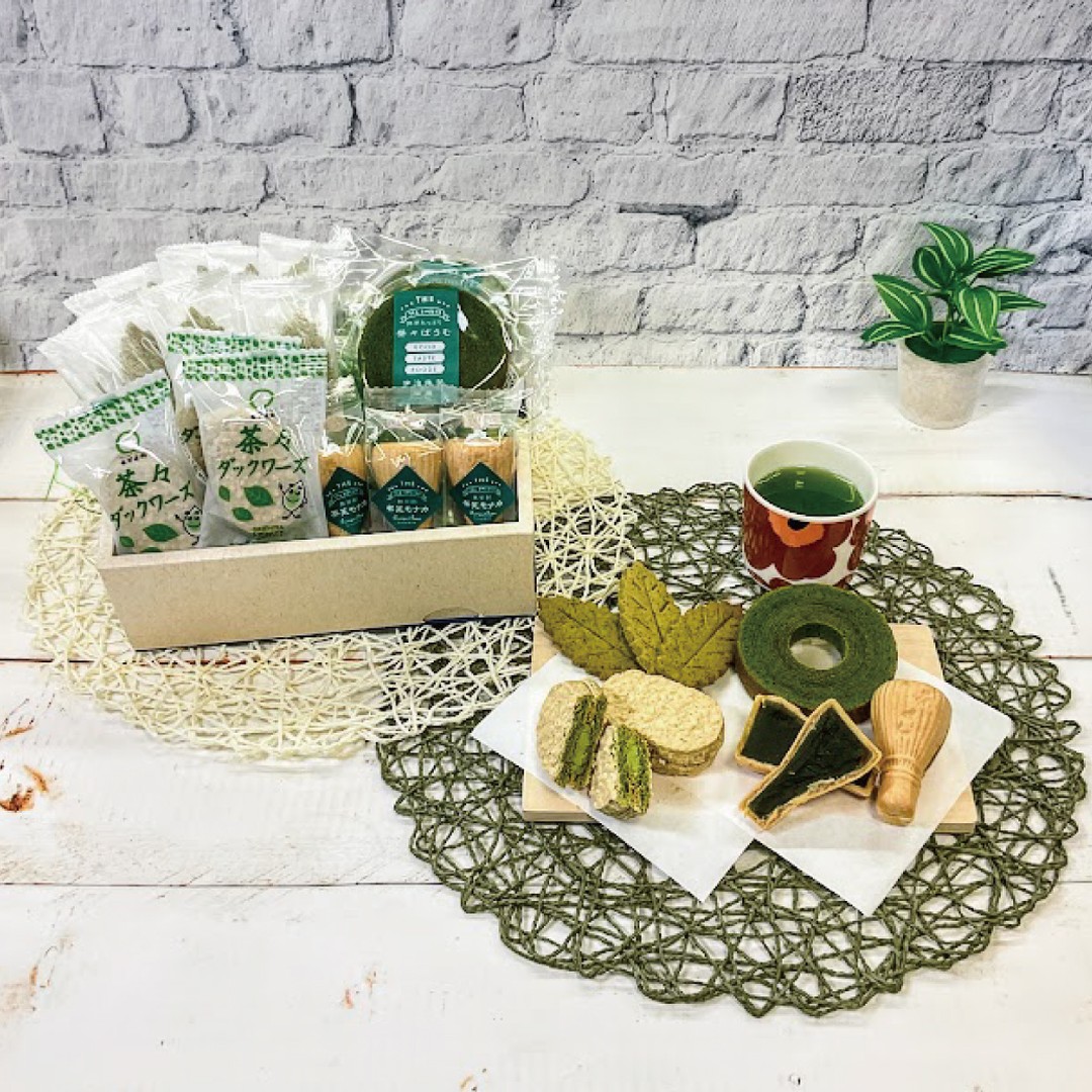 店頭販売はしていない、スタッフ一押しの珠玉の逸品☆【お茶まみれ！濃いお茶に合う！４種のお茶菓子セット】ご存知でしょうか？ 美味しいお茶には、美味しいお菓子がやっぱり欲しい！そんな欲望を見事に叶えてくれる、お茶のお菓子だらけのお茶好きさんにはたまらないセットです🌝 気になる中身は…、なんといっても一番人気の茶々クッキーは、お茶の葉がそのまま入ってサクサク美味しくて、食べ始めたら止まりません。オリジナルパッケージもかわいい茶々ダックワーズは、外は米粉を使ったもっちり食感、中にはお茶たっぷりクリーム！思わず独り占めしたくなる食べ応え十分の茶々ばうむは、ほんのりお茶の苦みも感じられる甘すぎない上品なお味です。そして、ザ・和菓子な茶筅モナカ！こちらはぜひ濃く淹れたお茶と一緒に！可愛い茶筅の形を楽しみつつ、中にはみっちりな抹茶餡が入っていてお茶が進みます どれもおススメのお茶菓子セット！大変お得な送料込みのお得なセットです。これからの時期、イベントやお土産などの贈り物にも最適ですぜひ、お気に入りのお菓子を見つけてください ******ハッシュタグ