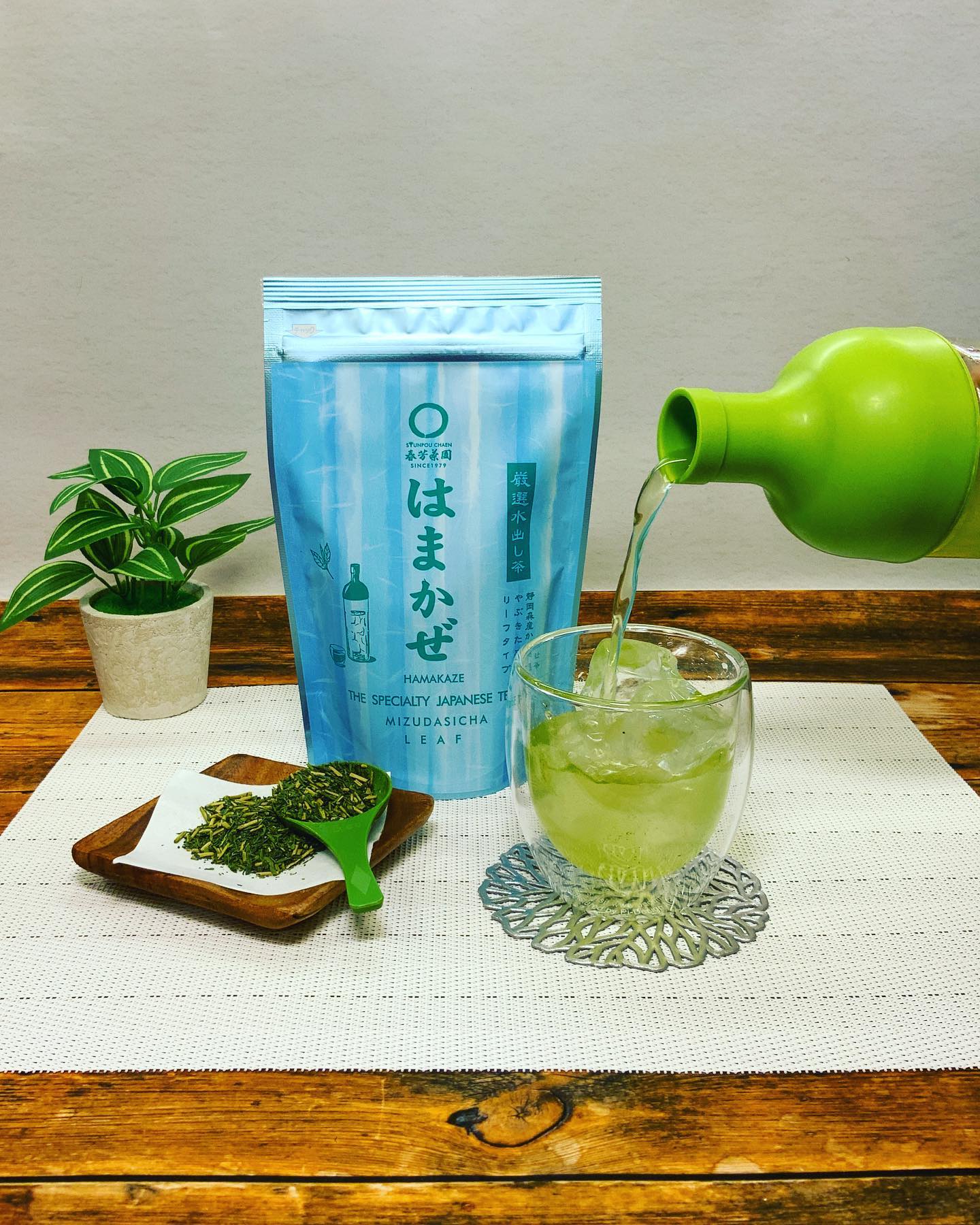 桜も満開すっかり春めいてきました️お店では水出し茶が好評です水出し緑茶『はまかぜ』水出しなのですぐに飲めて簡単茶葉に水を注いで混ぜるだけですぐ飲めますよティーバッグタイプは、マイボトルなどに入れ持ち歩いても便利です