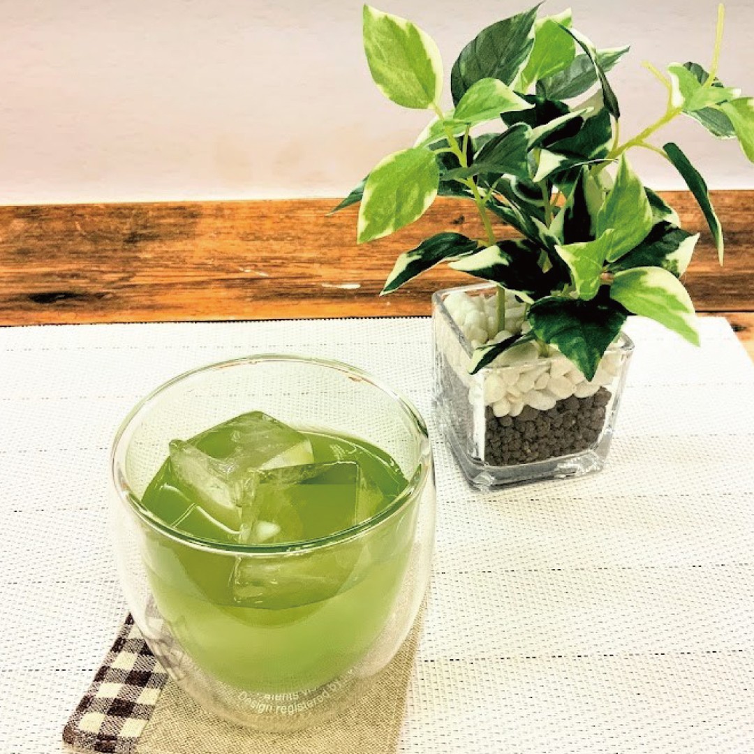 今日は暑くなりましたね。週末はもっと暑くなるみたいで、急な温度差による熱中症に気をつけてくださいって、今日の天気予報で言ってました。私たちにとってはようやく春らしい温かさで新茶をむかえる気温になってきましたけど。熱中症対策としては飴と「水出し緑茶はまかぜ」がおすすめです。春芳茶園では暑くなったときに人気が出るのが、水出し緑茶「はまかぜ」です。さわやかな香りと甘さが小さいお子様にも喜ばれていて、麦茶と一緒に家庭の冷蔵庫にいつでも作って置いておきたい逸品です。茶こしのついた専用のボトルでだれでも時間と手間をかけずに簡単に作れる「はまかぜ」ですが、より気軽に使えるティーパックもございます。茶葉で入れる本格派のお客様には専用ボトルのついたお得なセットもございます。今週のように急に暑くなった時におすすめの水出し緑茶、ぜひお試し下さい。******ハッシュタグ